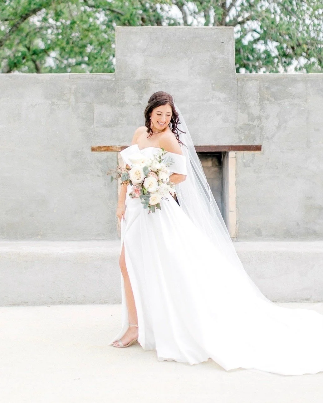 The look says it all 😍

Hair by LUX artist - @maritza.solorzano.stylist
Makeup by LUX artist - @mkbmayte
Venue - @swallowseveweddings 
Planner - @watertowinehospitality
Photographer - @allisonjeffersassociates + @allisonjeffersphotography
Floral - @