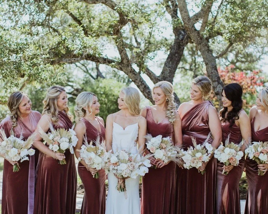 The dream team has entered the chat 💅 

Hair by LUX artist - @hairbyarriana
Makeup by LUX artist - @cassidyeliseartistry
Additional hair + makeup by LUX artist - @toucheofbeautebyrosii
Venue - @thevenueatraftere
Planner - @tbwcreativestudio
Photogra