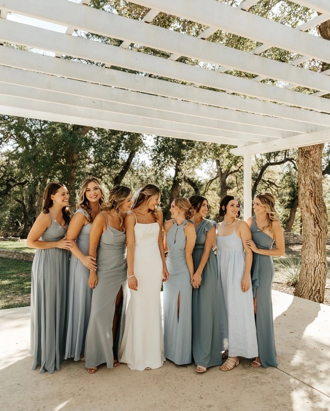 👯

Hair by LUX artist - @hairbyarriana
Makeup by LUX artist - @emilykay.beauty
Additional hair by LUX artist - @maritza.solorzano.stylist
Additional makeup by LIX artist - @bella_m_u_a
Venue - @theaddisongrove
Planner - @dellagraceevents
Photographe