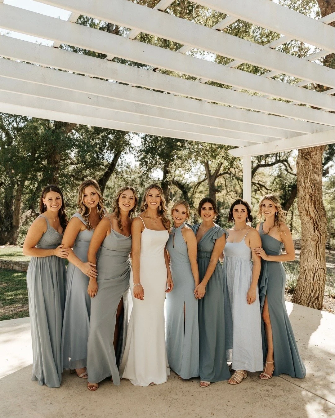👯

Hair by LUX artist - @hairbyarriana
Makeup by LUX artist - @emilykay.beauty
Additional hair by LUX artist - @maritza.solorzano.stylist
Additional makeup by LIX artist - @bella_m_u_a
Venue - @theaddisongrove
Planner - @dellagraceevents
Photographe