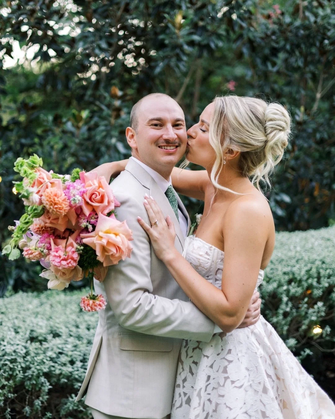 This is what &ldquo;once in a lifetime&rdquo; looks like ✨

Hair by LUX artist - @liveloveandglam
Makeup by LUX artist - @dolledbyv
Venue - @hummingbirdhouseaustin
Planner - @hummingbirdhouseaustin 
Photographer - @laceyandleephoto + @swiftandswoon
V