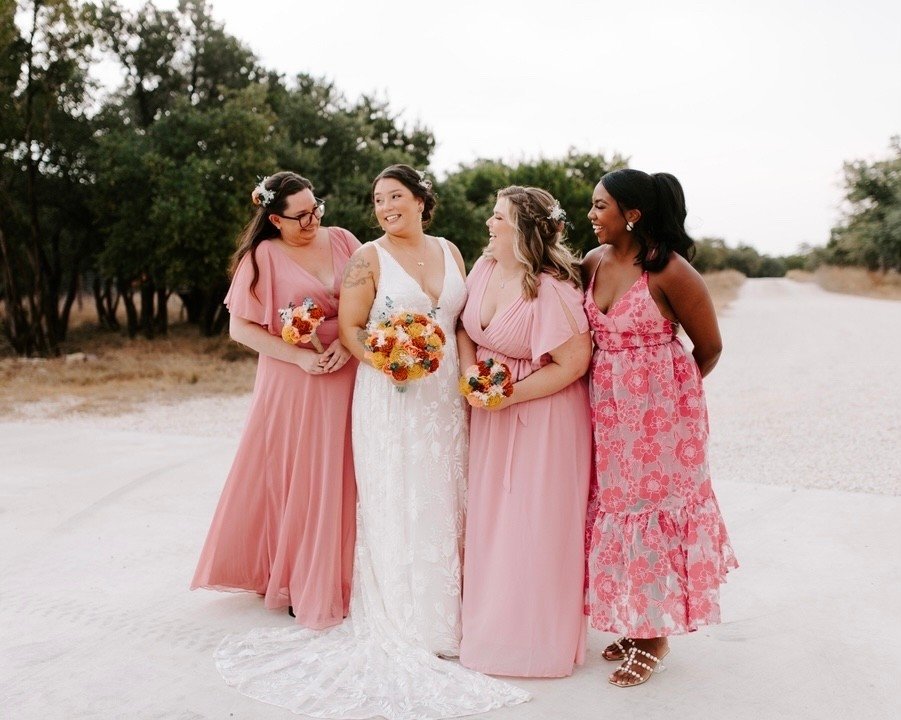 Wedding party understood the assignment 💕

Hair by LUX artist - @penelopembeauty
Makeup by LUX artist - @jenaaartistry
Photographer -  @morgan_elise_photography
Bridal gown - @vowdweddings
Floral - @solawoodflowers