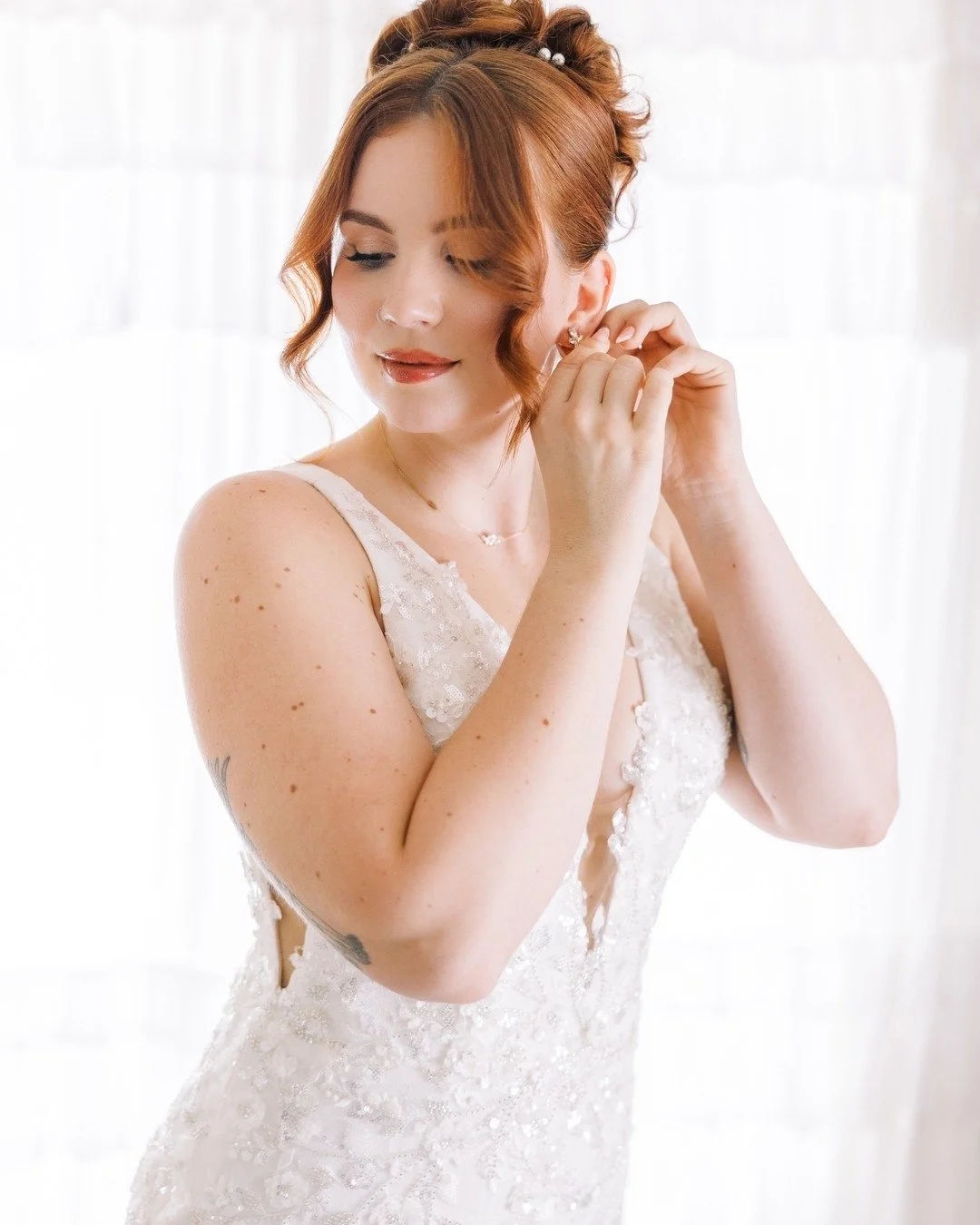 The bride, but make it iconic 🤍

Hair by LUX artist - @hairbyrachelgalindo
Makeup by LUX artist - @dolledbyv
Venue - @thegreenhouse_driftwood
Planner -  @bluemooneventstx + @elopeinaustin
Photographer - @LaceyandLeePhoto
Videographer - @rachelkleinv