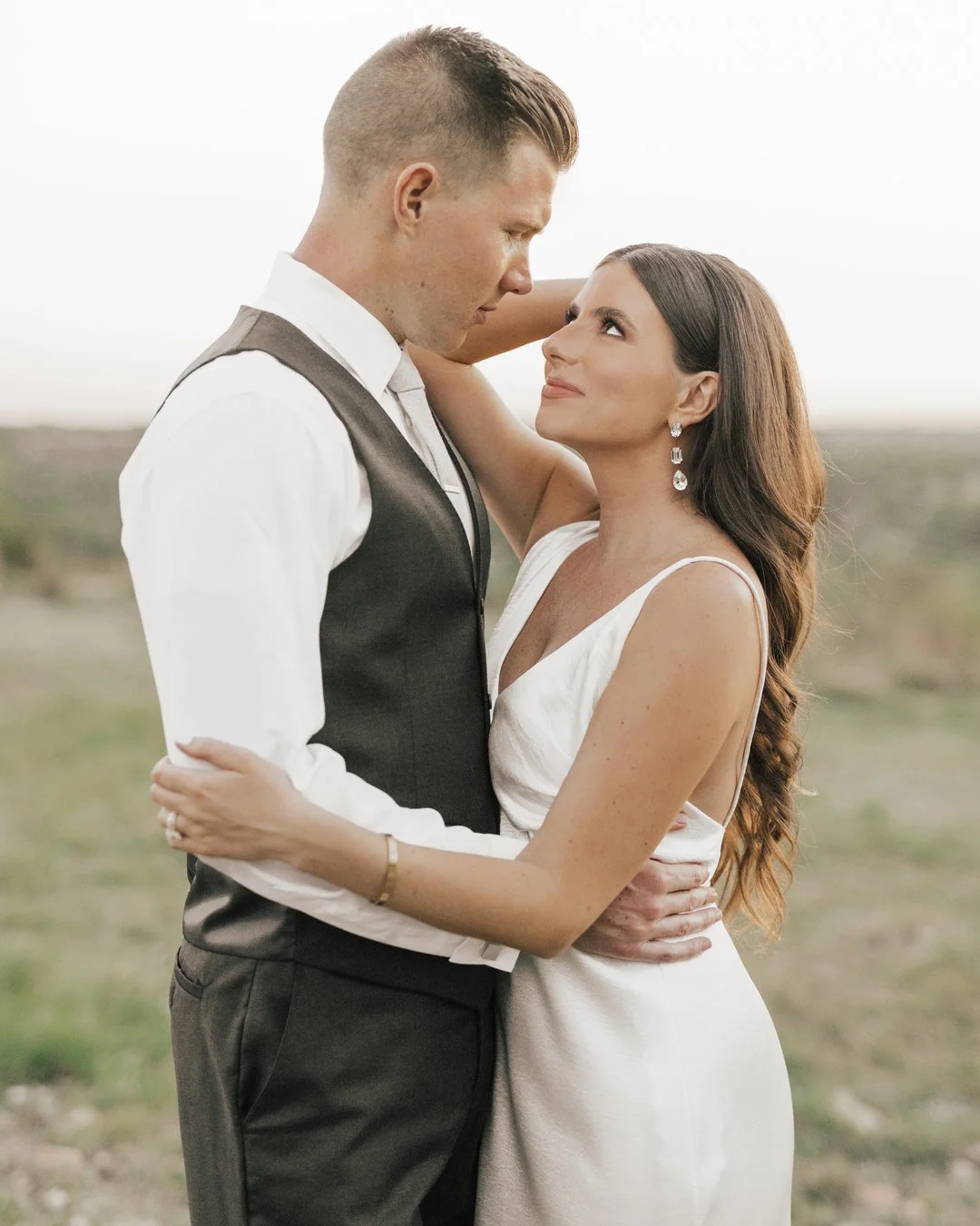 The sweetest thing 🤍

Makeup by LUX artist - @dolledbyv
Venue - @maesridge 
Planning - @simplyxoevents 
Designer - @wild_heart_events 
Catering - @peachedtortillacatering 
Bartending - @drinkslingersatx 
Photography - @kayleechelseaphotography 
Vide
