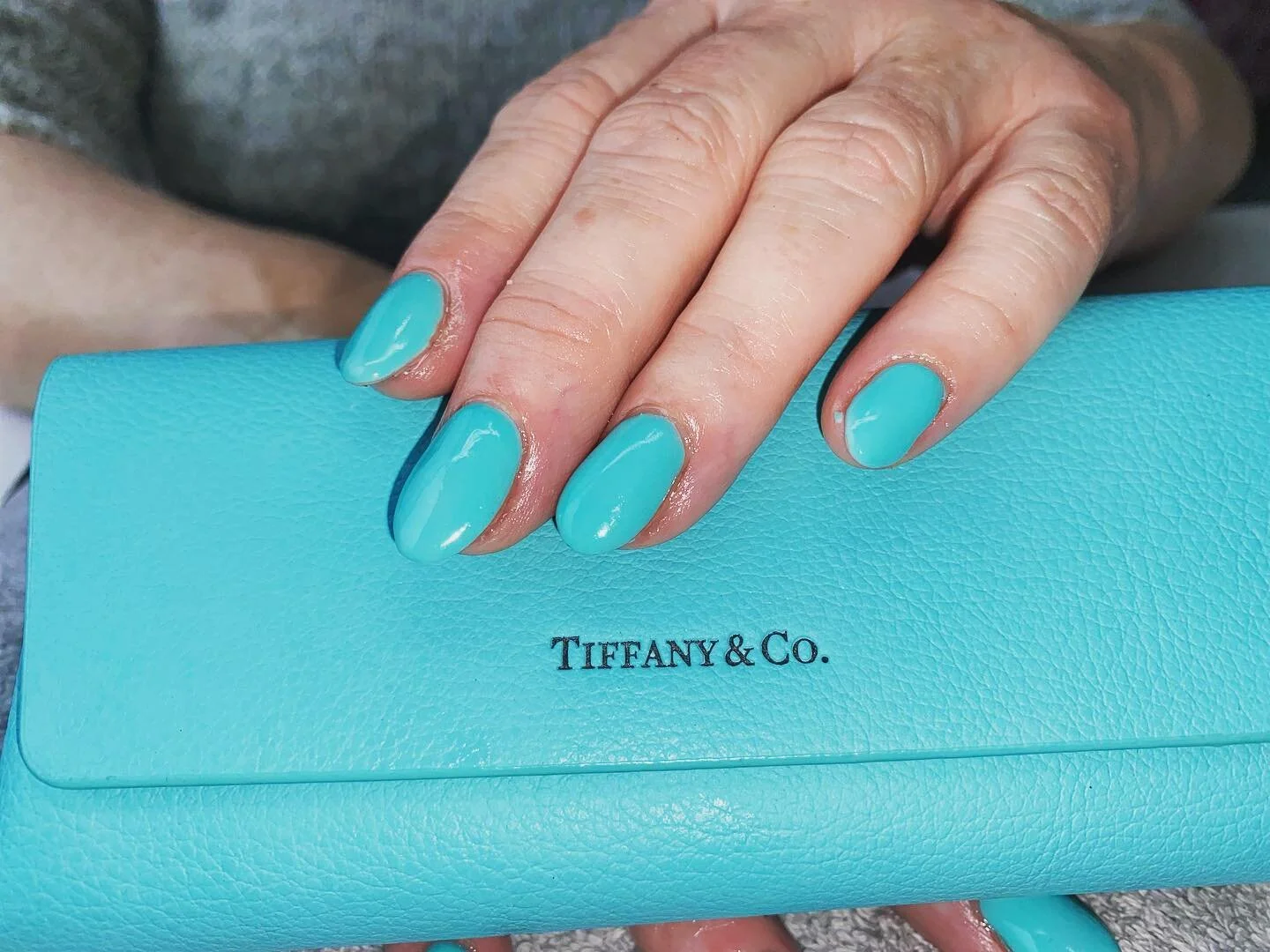 Tiffany by @the_gelbottle_inc 💙

#gelnails #biabnails #tiffanyandco #tiffany #luxarymanicure #nailsofinstagram #bluenails #beauty #beautysalon #manchestersalon #healdgreen #cheadle
