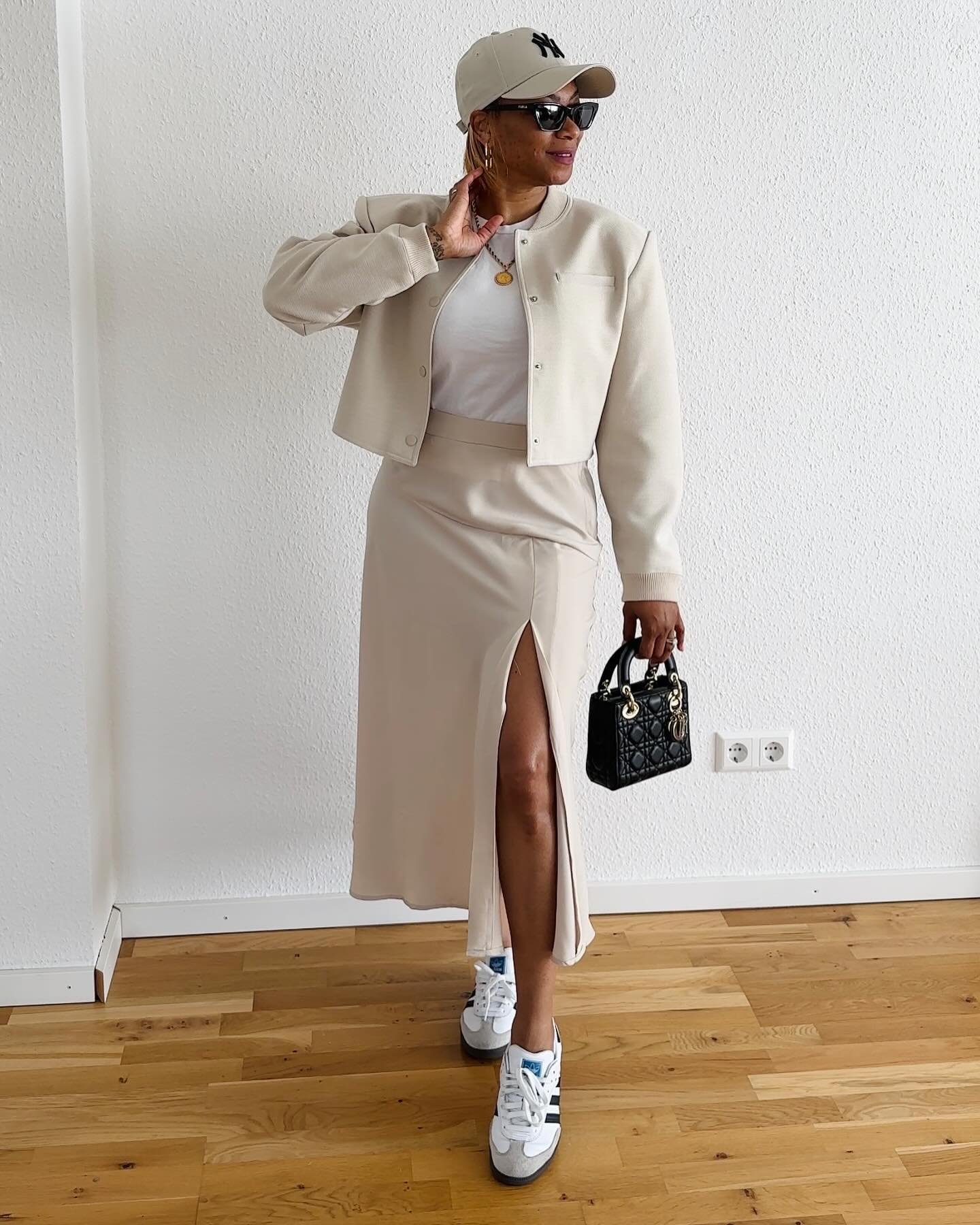 Styling a monochrome look for work today and its a mixed vibe&hellip;Girly, chic, with a lil bit of cool😎 

I hadn&rsquo;t done too many crop jackets in the past. I&rsquo;ve always felt like with my body type, it just didn&rsquo;t go with things the