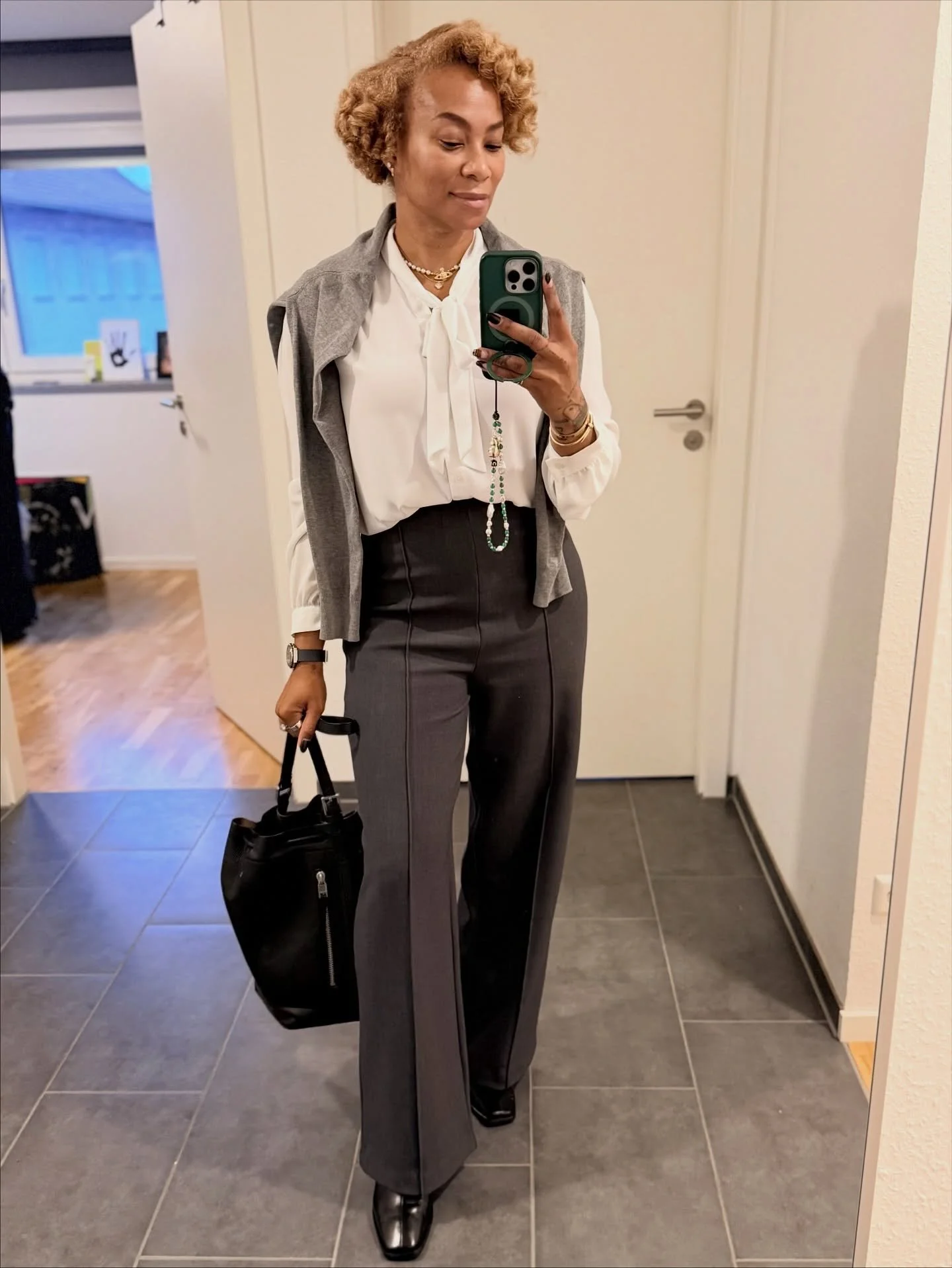 Let&rsquo;s go to work&hellip;.

Keeping it easy but still a vibe. A nice pant, an interesting shirt, add the sweater for a lil extra detail. E A S Y!!!

#thesparklelee #lifestyledbysparkle #theeasyoutfitedit #womensworkwear #ootd #outfitinspo #style