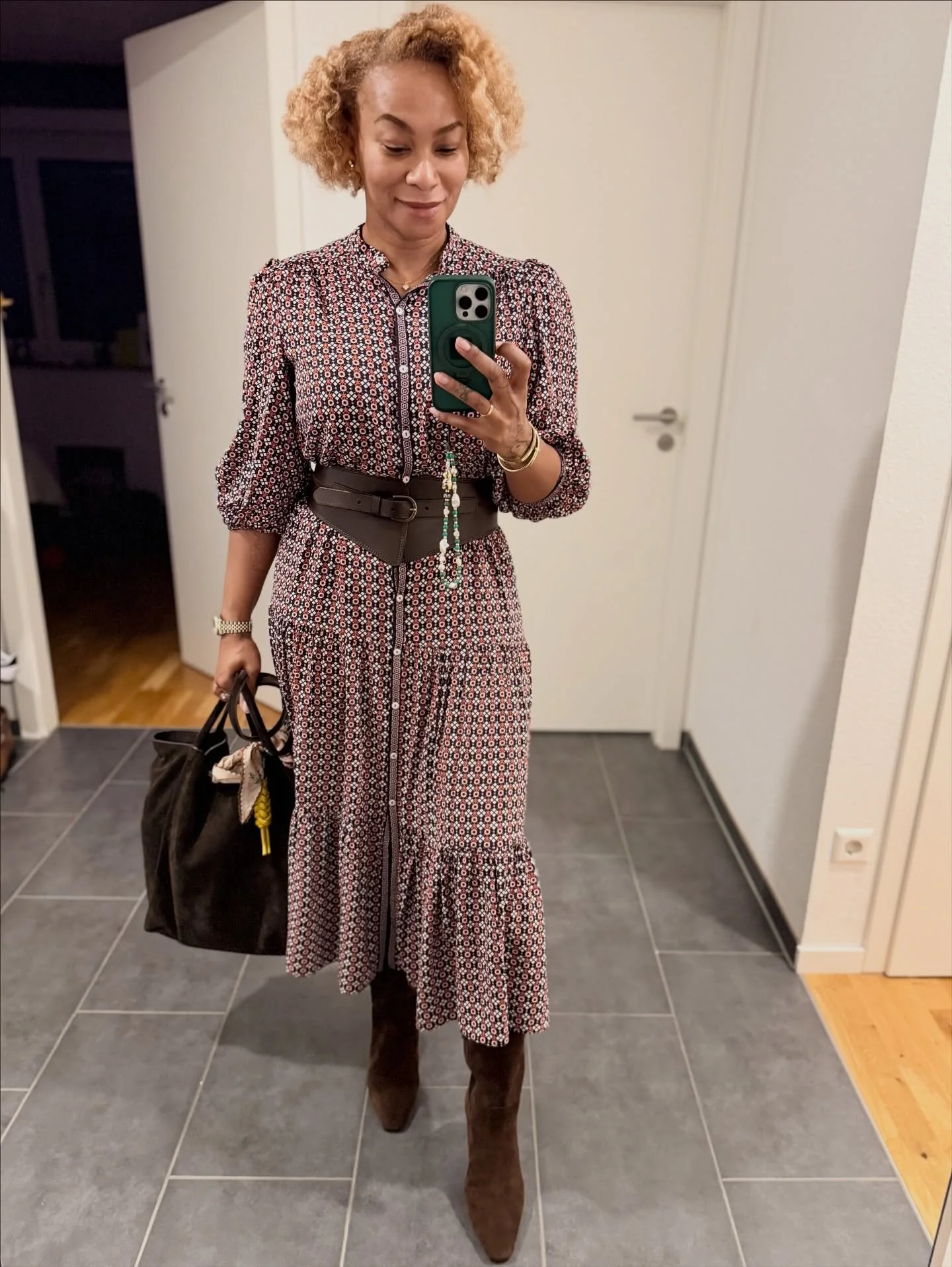 A piece I&rsquo;ve worn 1000 times styled in a new way, just makes it feel new all over again. 

That&rsquo;s the tip for breathing new life into old pieces. 

#lifestyledbysparkle #thesparklelee #ootd #easystyling #falloutfits #dresses #theeasyoutfi