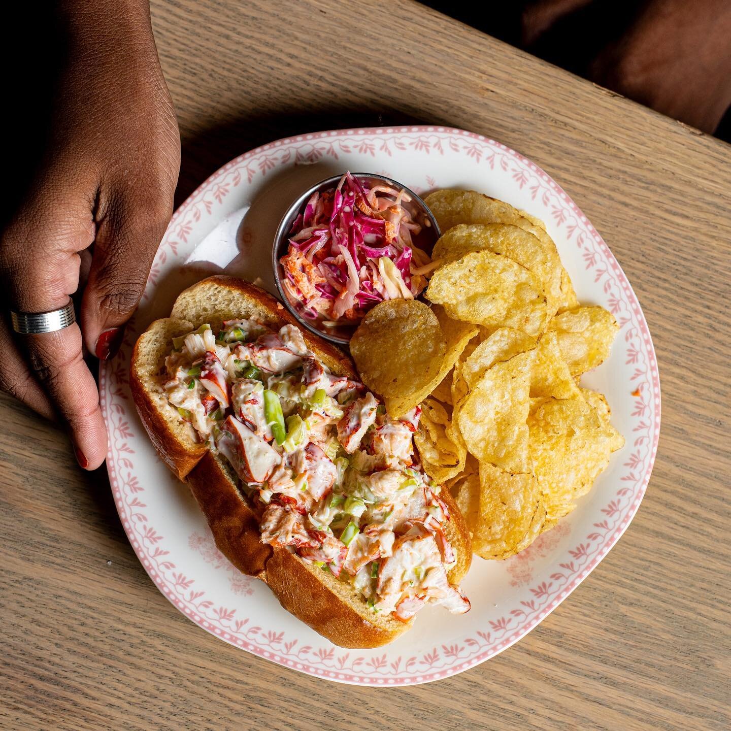 Lobster Rolls and Chips! Need we say more? The perfect bar food does exist 🦞

Doors open at 5 pm tonight. 

@clintonhillcorner 📸