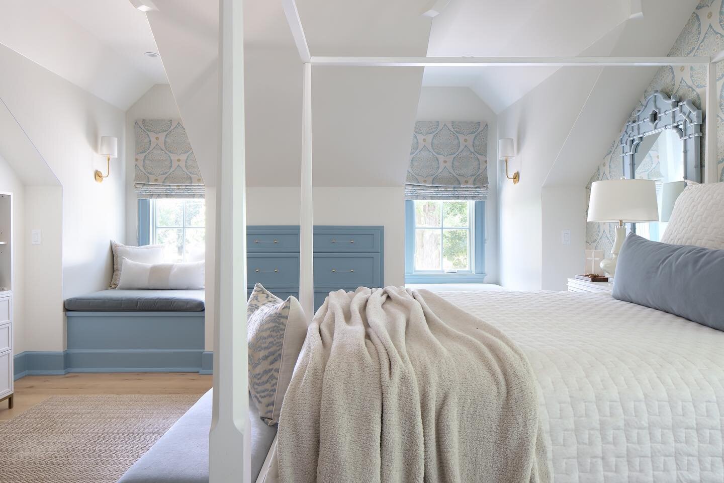 No mid-week BLUES here. We love how this teens room offers the perfect retreat. 
💙
💙
Photo// @kristen.mayfield 
@bravemaggiedesigns 
💙
💙
#teenbedroom #nashvilleinteriordesign #nashvilleinteriordesigner #homedesign #interiordesign #interiordesigne