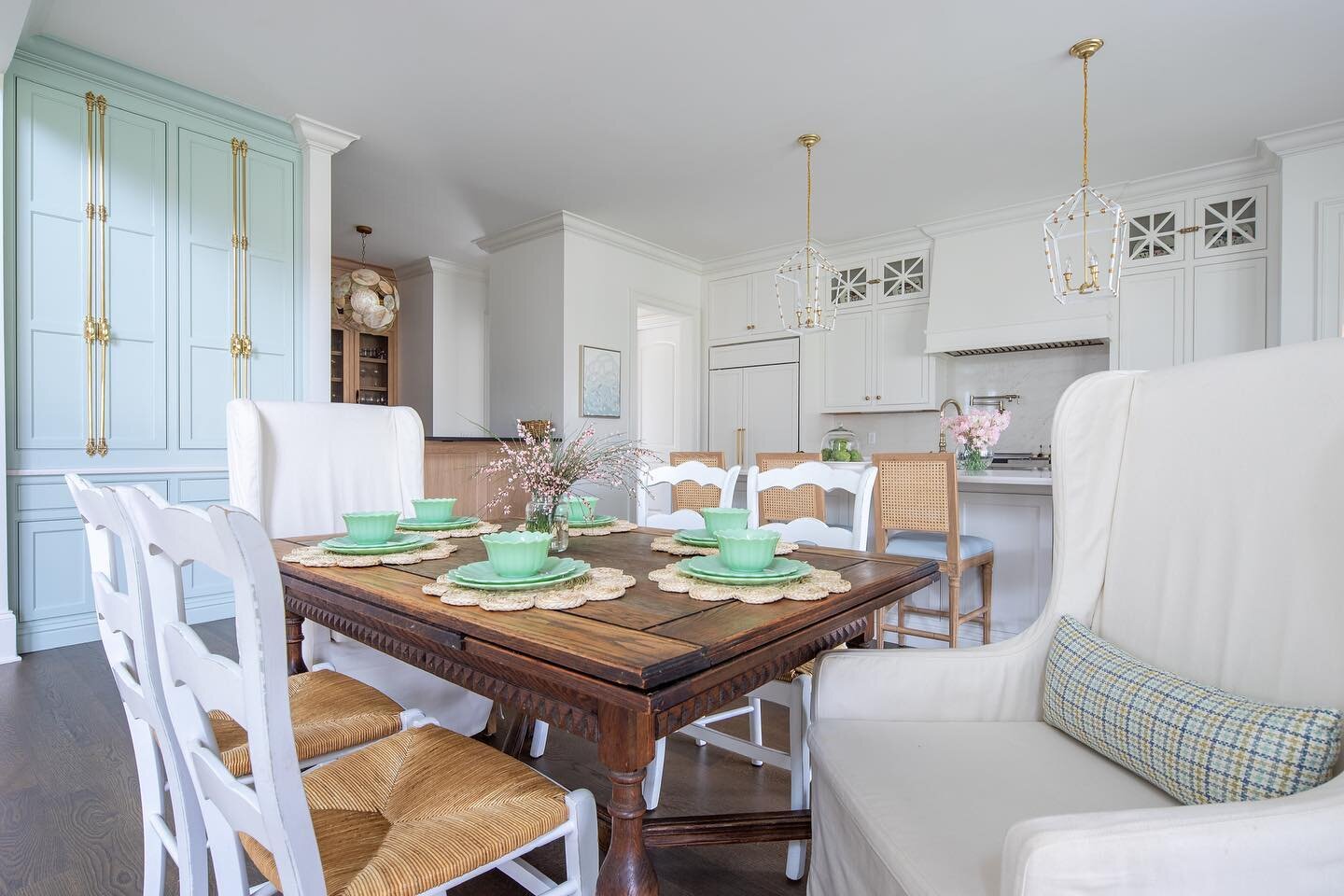 Springing into colorful table settings. 

Photo// @kristen.mayfield 

#nashvilleinteriordesign #nashvilleinteriordesigner #interiordesign #interiordesign #spring #tablescapes #tablesetting