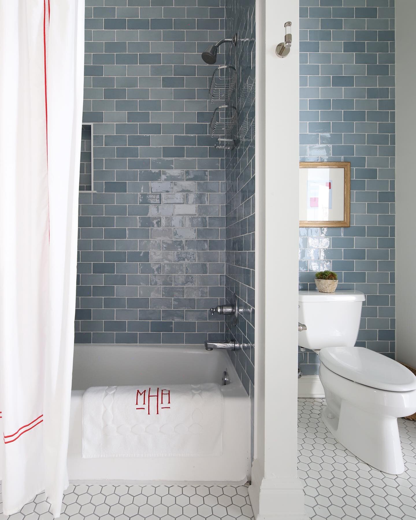 At little bit of blue for this boys bathroom💙

Photo// @kristen.mayfield 

#boysbathroom #bluebathroom #nashvilleinteriordesign #nashvilleinteriordesigner #bathroomdesign #interiordesign #interiordesigner