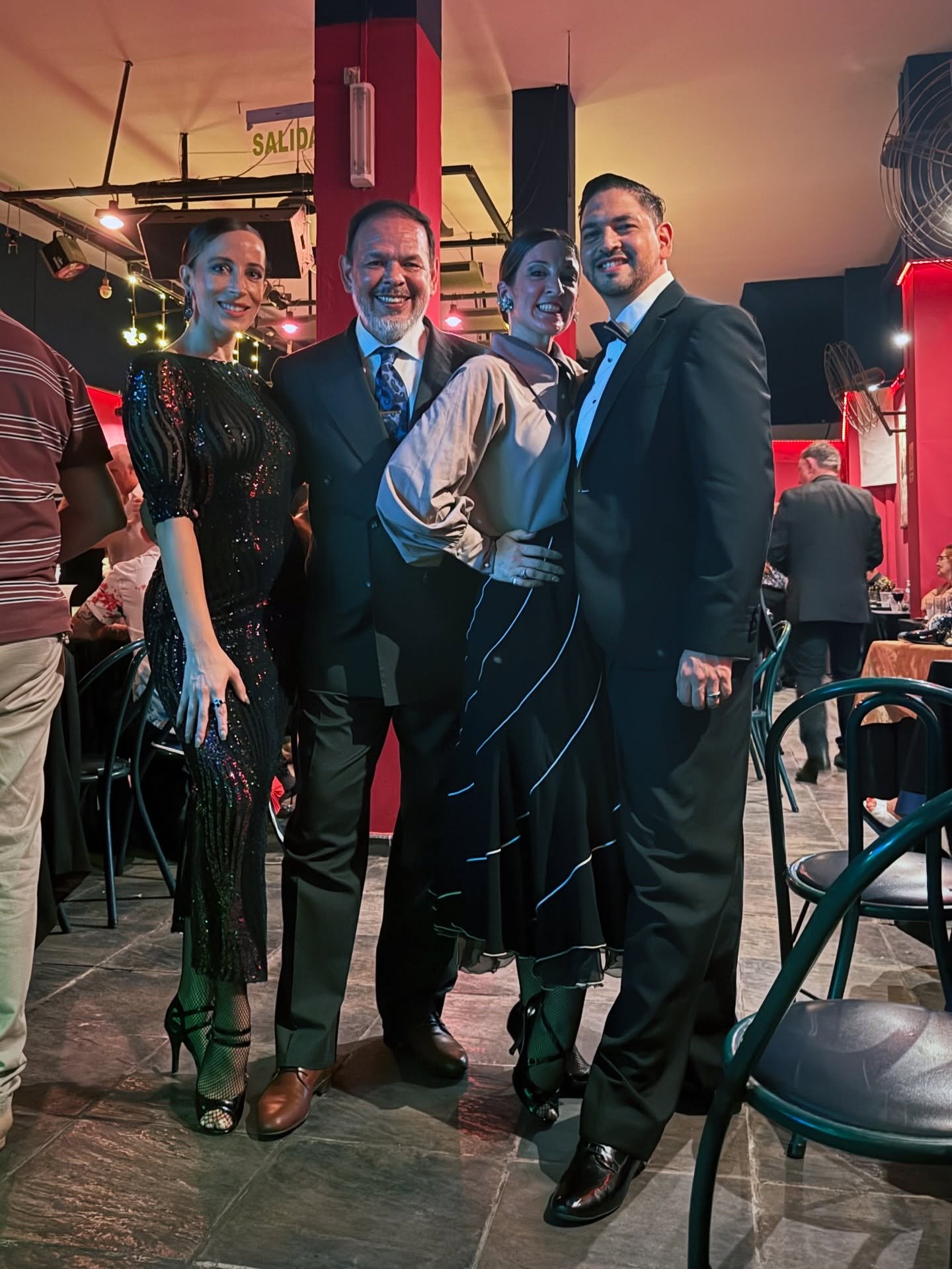 Compartiendo la Noche con Los Maestros!!
.
.
.
@porteno.bailarin 
.
.
.
.
#milongaporte&ntilde;a #buenosaires #argentina #london #tango