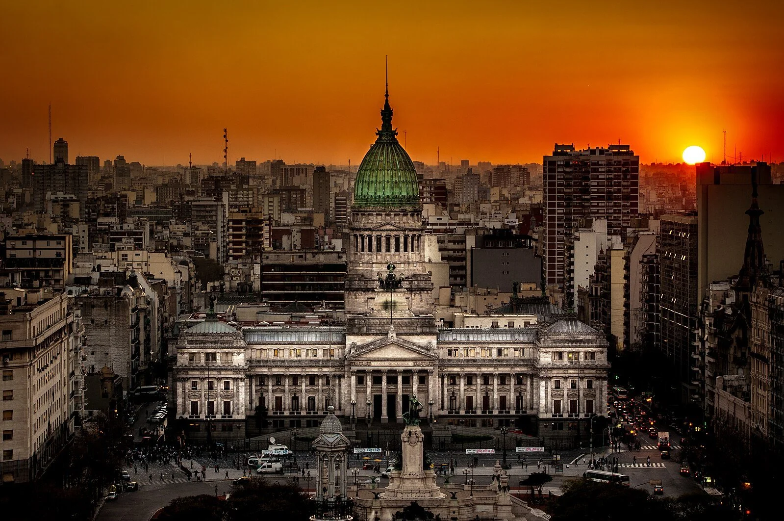 Atardecer_en_el_Congreso_de_la_Nación_Argentina (1).jpg
