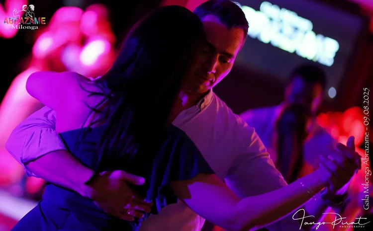 Abrázame — dancers on the floor