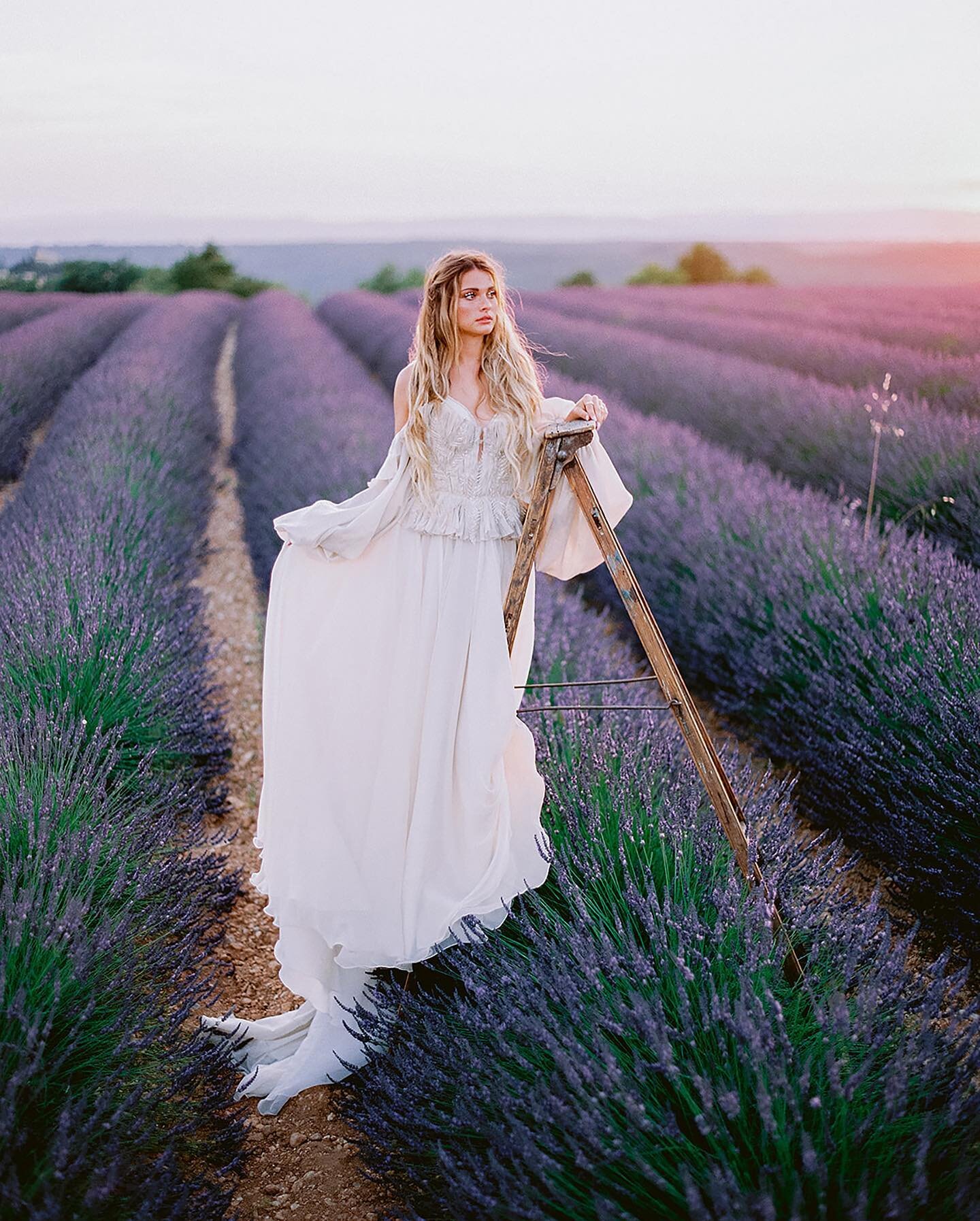 Experience and capture the essence of Provence, France through lavender. 

Join our photo session during the peak of lavender season in Provence for a unique and memorable experience.

Date: 7/1-2 
Where: Provence,France
1 hour session
Includes: Hair