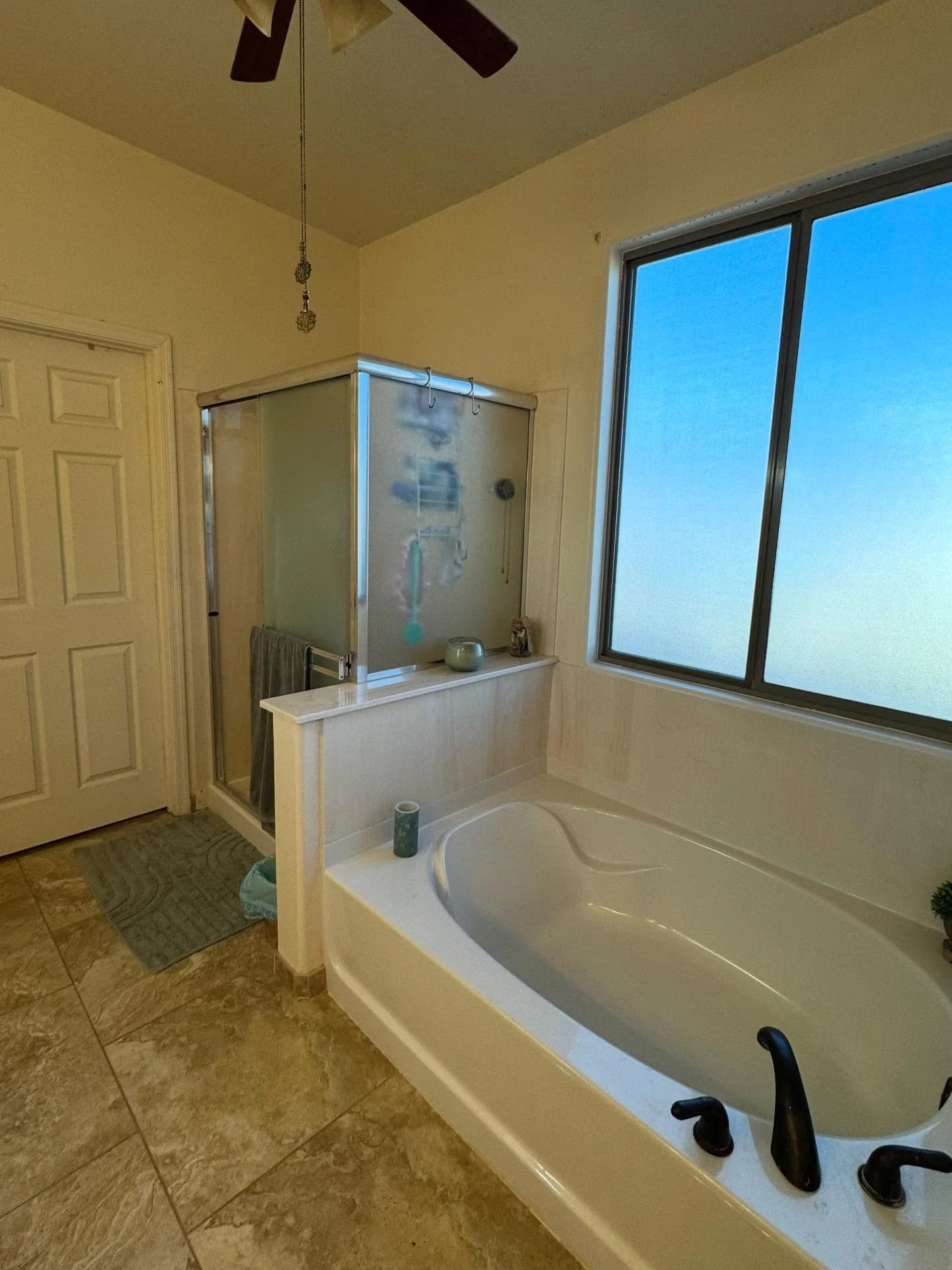 From worn to well-composed &ndash; this bathroom now flows with quiet elegance. Soft light, clean lines, and a bespoke walk-in shower bring the space into perfect harmony 🎶

Swipe to see the Before &amp; After ⏩
&bull;
&bull;
&bull;
#bathinspo #desi