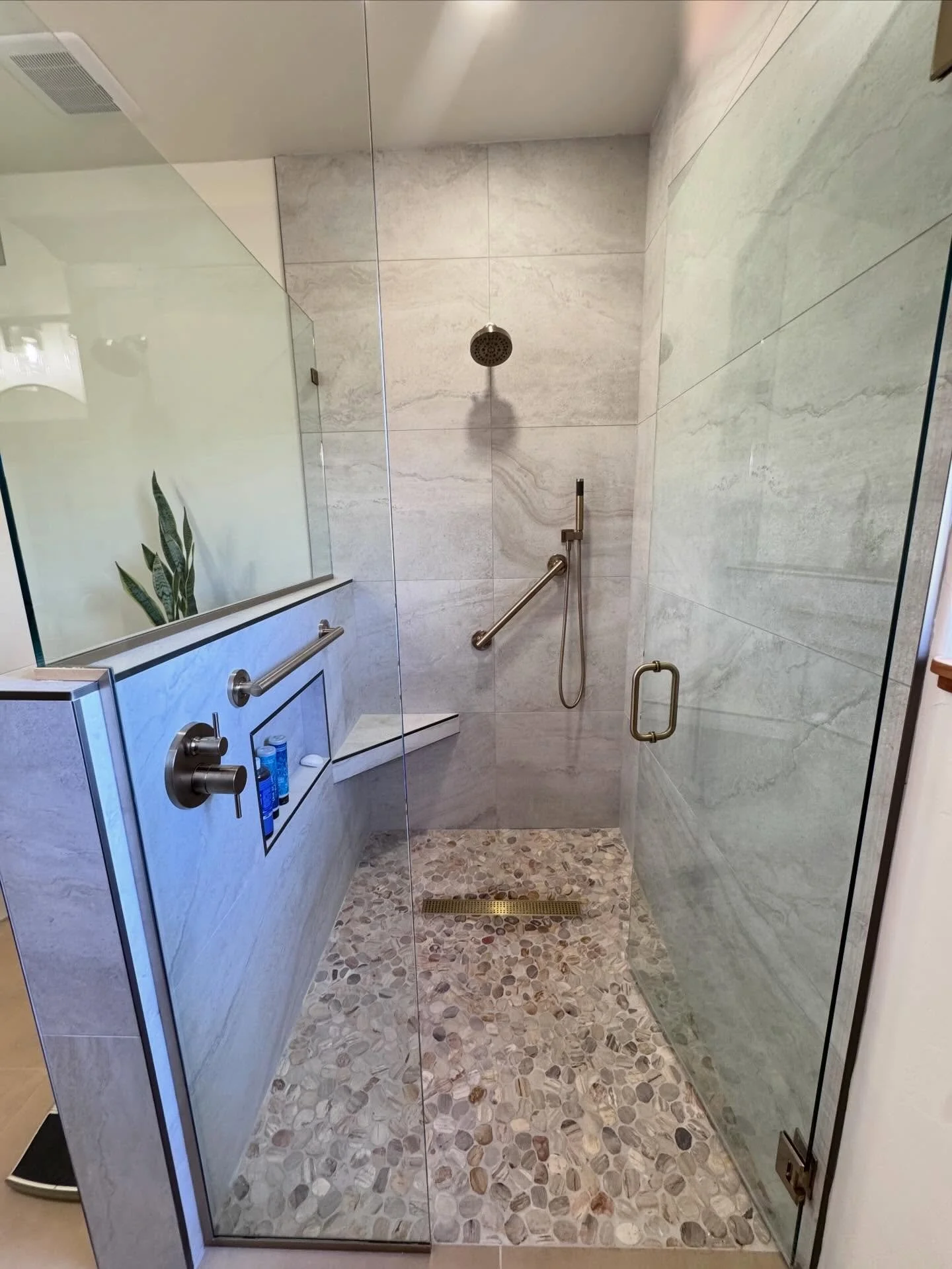 SWIPE to the end to see how this bathroom looked before! Total transformation and ready to be used by our very satisfied customer 🤩 look at that beautiful glass work done by the amazing @monsoonshowerglass 

Also featured is the outdoor overhang roo