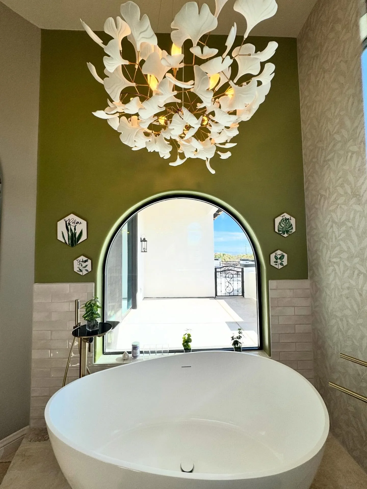 Open concept bathroom design 🧖🏽&zwj;♀️💆&zwj;♀️ picture windows, bright sunlight and open space allows this bathroom for you to unwind and enjoy the views of the vast desert and Tucson mountains 🌄🌌 we love this design with the tub being a focal p