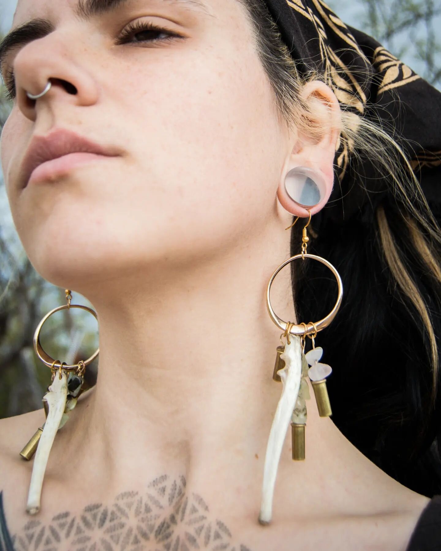 BULA ✨
Upcycled earrings made with desert-found bullet shell casings, opossum ulnas, prehnite, smoky and rose quartz.

Available now 🦷

#vultureculture #oddities #curioshop #animalbones #travelingartist