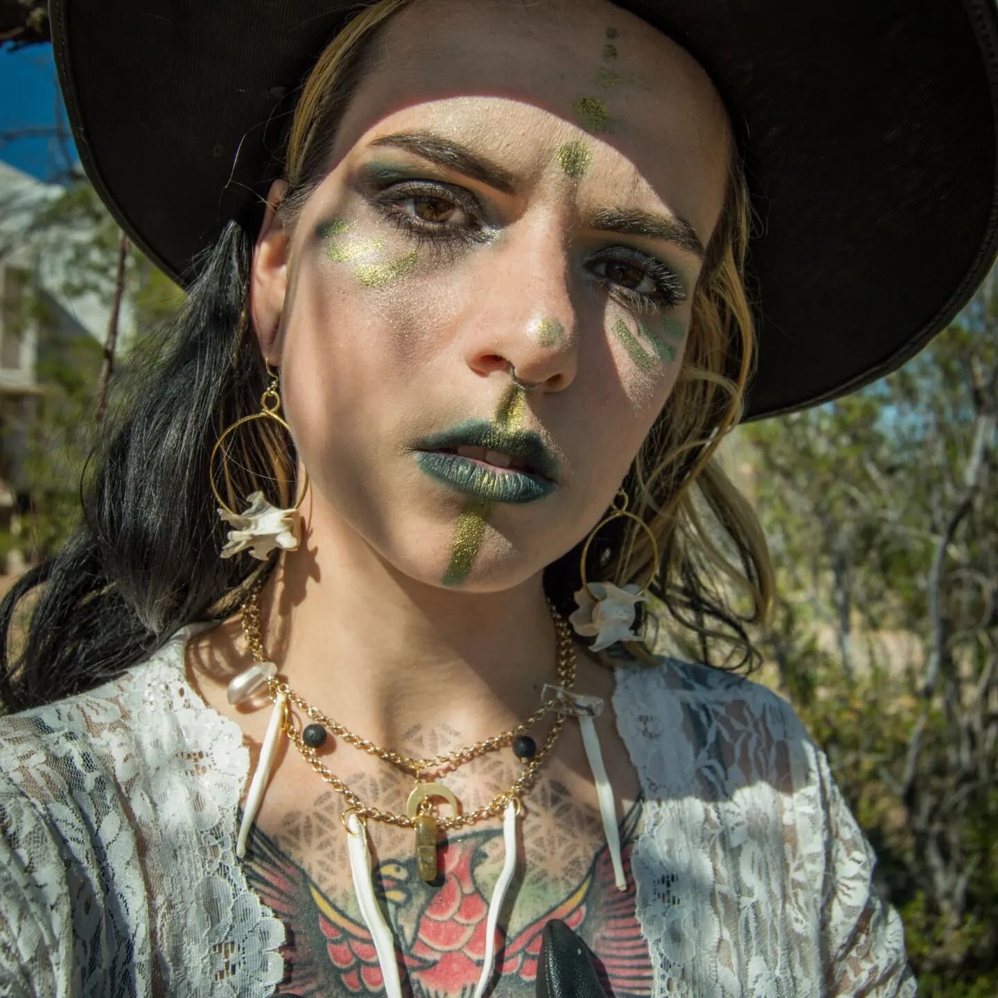 DINAMICA ☯

Handmade choker necklace, featuring coyote baculums (p*nis bone), labradorite, lava rock and clear quartz.

The necklace drew the two of pentacles card, which invites us to be dynamic in our pursuits, not only financially but in all areas