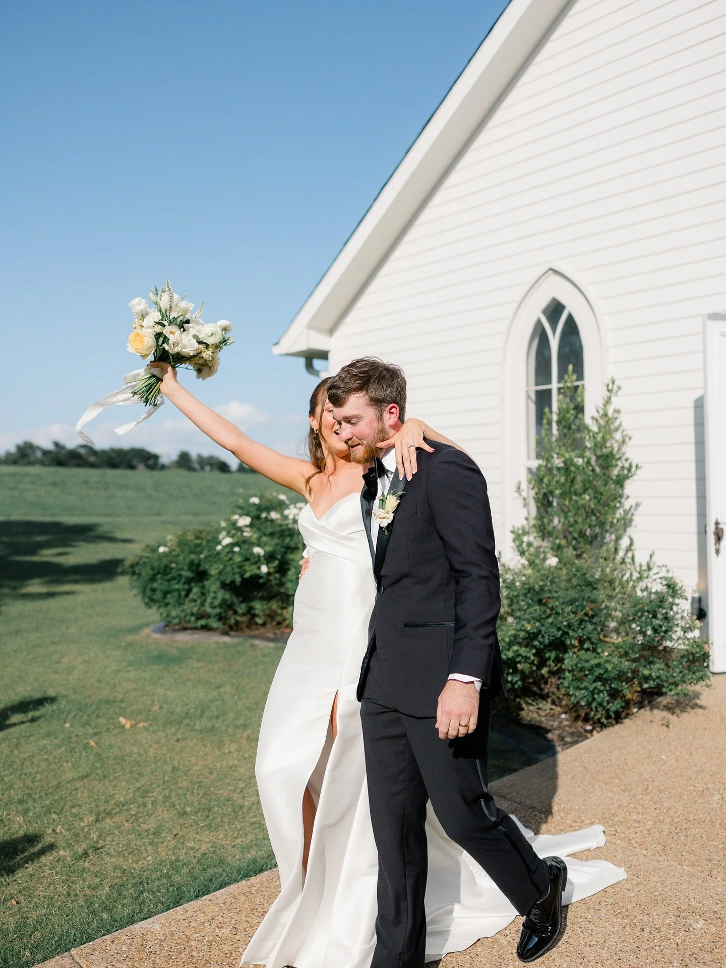 The Wiser Wedding : 06.06.2025💛
&bull;
&bull;
Photographer: @julierenee.photos 
Venue: @chandelierfarms 
Florist: @welovemoss 
Hair: @kreativelykenzy 
Makeup: @aubribeth_esthetics