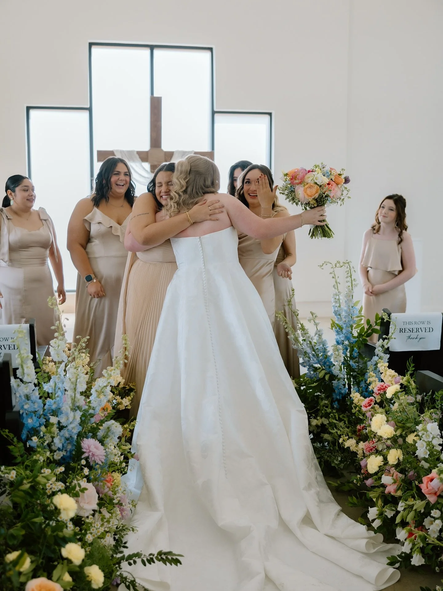 Do the first look with your bridesmaids. You absolutely will NOT regret it👏🏼
&bull;
Photographer: @phoebezackphoto 
Venue: @margothillvenue 
Florist: @botanicalfloristry 
Videographer: @blakesphotofilm 
Entertainment: @dj.connection 
Hair + Makeup: