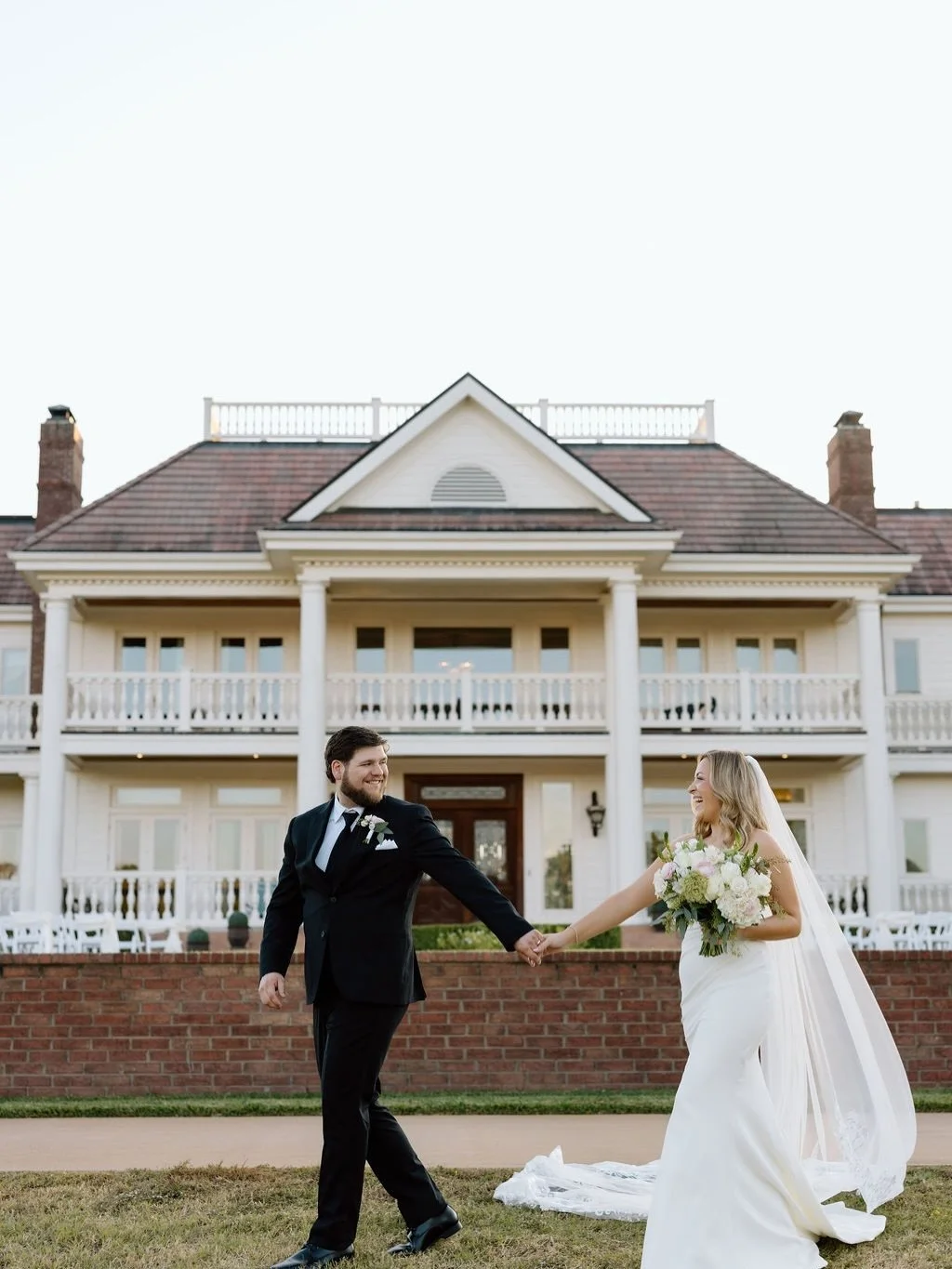 The Mims💚🤍
&bull;
Venue: @the_meadeaux 
Photographer: @poppyphoto.film 
Florist: @gardenstylefloraldesign 
Makeup: @cheycosmetics 
Hair: @caseytaylorbridal