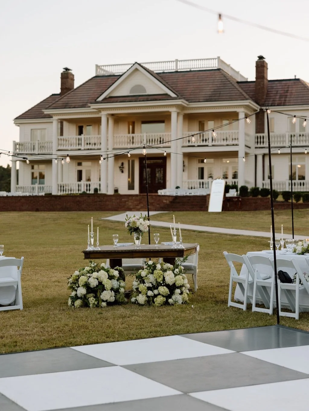 Dreaming of dancing at sunset again🌅
&bull;
@the_meadeaux 
@poppyphoto.film 
@bigassluxuries 
@inkrediblesounds 
@mint_lotus_films 
@gardenstylefloraldesign 
@cheycosmetics 
@caseytaylorbridal 
@koolkakesbydylan
