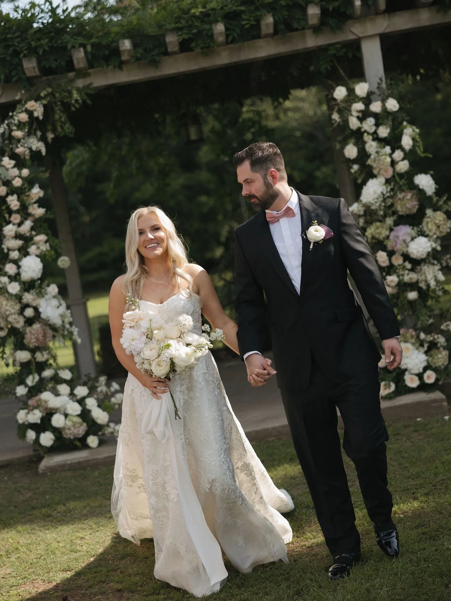 This frigid weather has me praying that spring returns QUICKLY. Anyone else prefer spring/summer over anything below 70&deg;?❄️🌼🌿 
&bull;
@chloewallphoto 
@highhillresort 
@whimsyfloralevents 
@austinchickcollective 
@cheycosmetics 
@caseytaylorbri