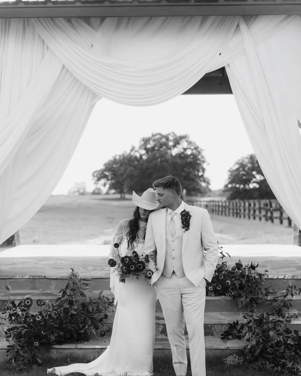 Finding beauty in the absence of color.🤍🖤
&bull;
Planning &amp; Design: @breanamariephotography @gmfloralanddesign @agraceeventplanning 
Venue: @thestablesweddings
Photographer: @breanamariephotography 
Coordinator: @agraceeventplanning
Florist: @g