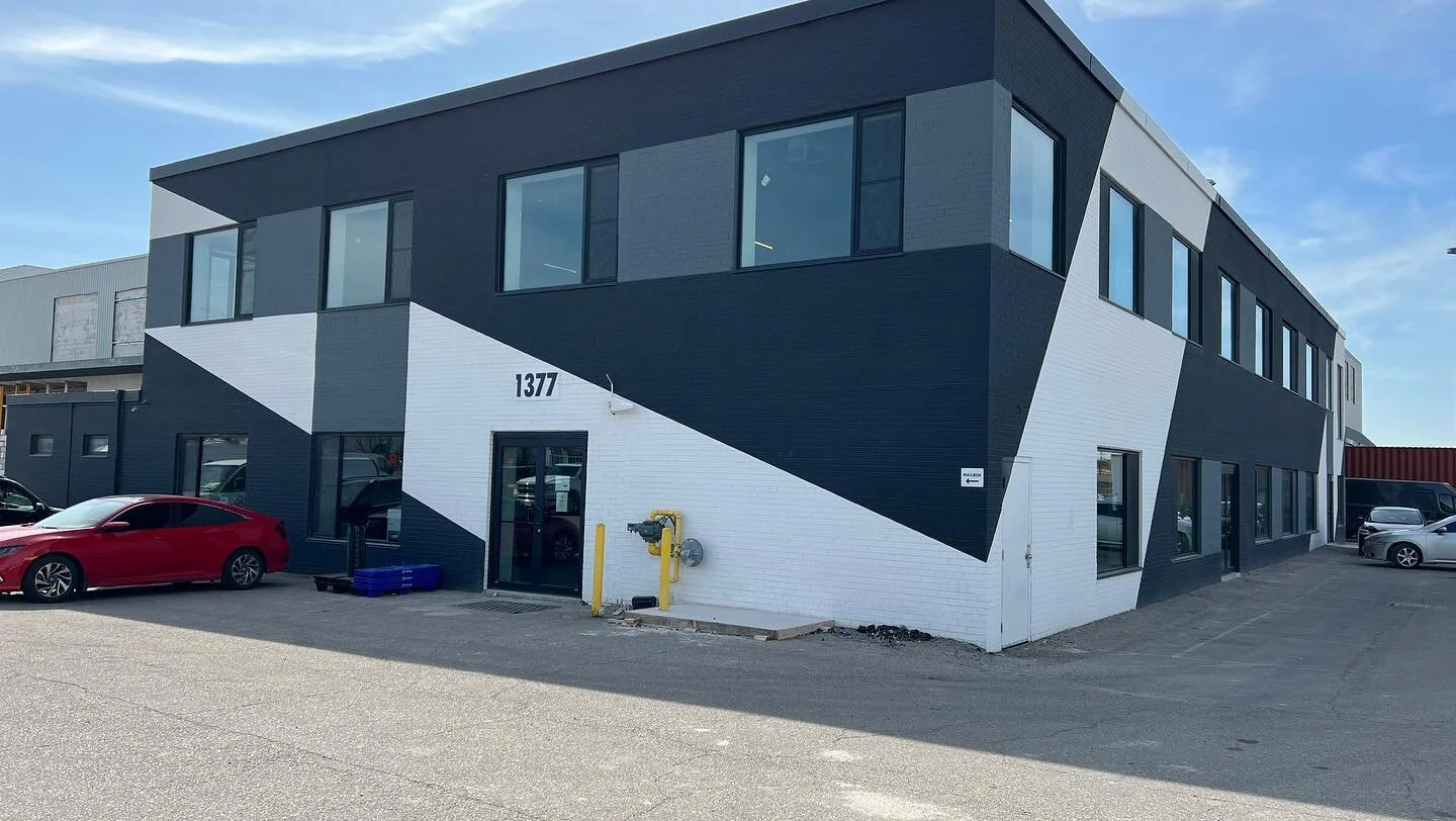 Innovative design meets quality workmanship. Interior or exteriors, we stand out from the crowd
.
.
.
#renovations #innovativedesign #professionalpainters #paintingcontractor #torontocontractor #exteriorpaint #benjaminmoore