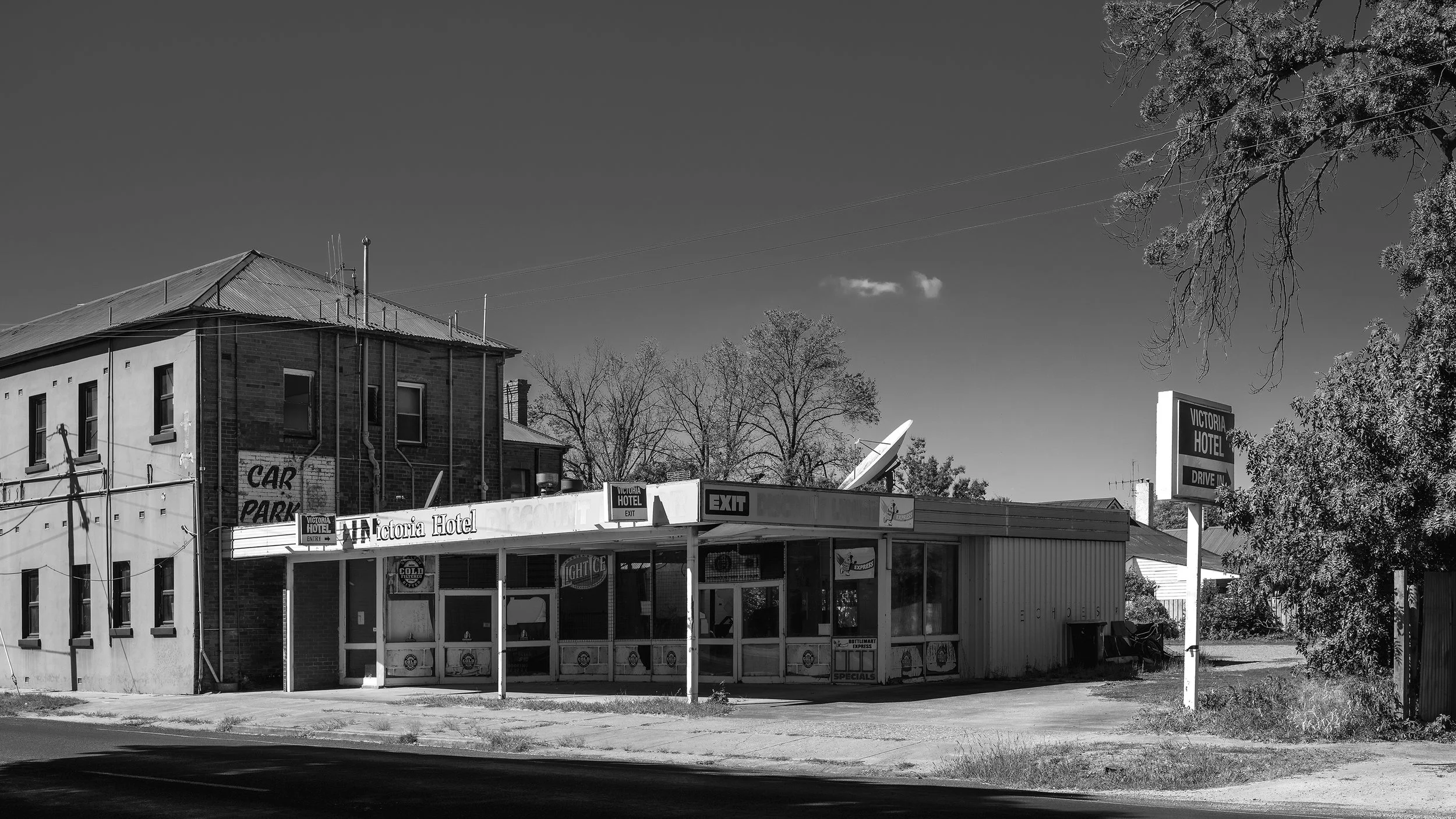 Victoria Hotel, Benalla: Monochrome