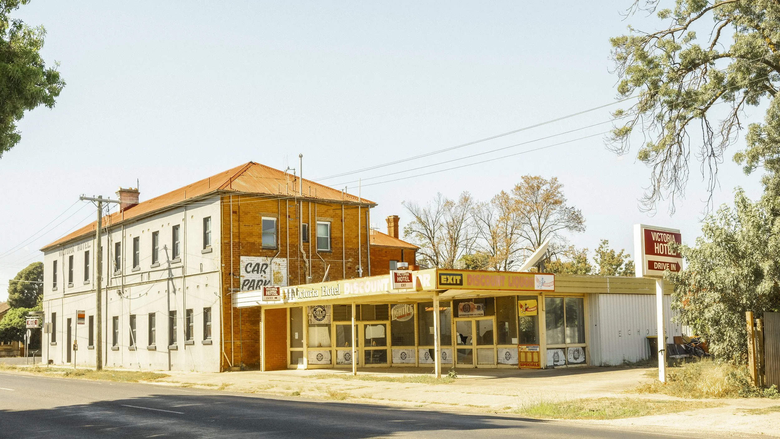The full length of the Victoria Hotel at Benalla, from the railway side, on a hot sunny day.