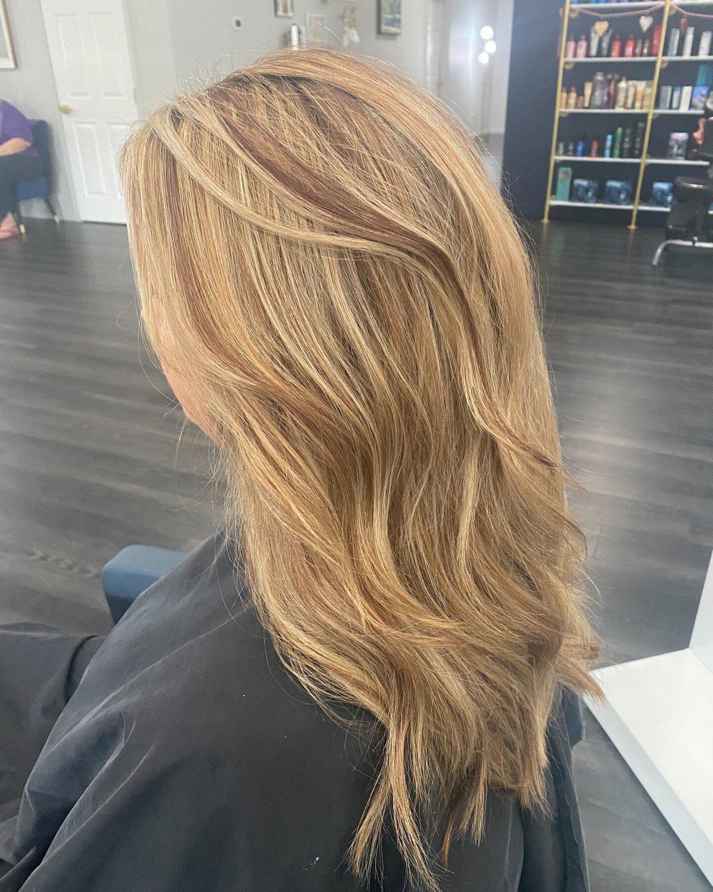 🌟 Honey Blonde and Lowlight Browns 🌟⠀
⠀
Achieving this dreamy hair hue isn't just about the look, it's about maintaining the health and vitality of your locks too! ⠀
⠀
Our top priority is keeping your hair strong and beautiful, even while experimen