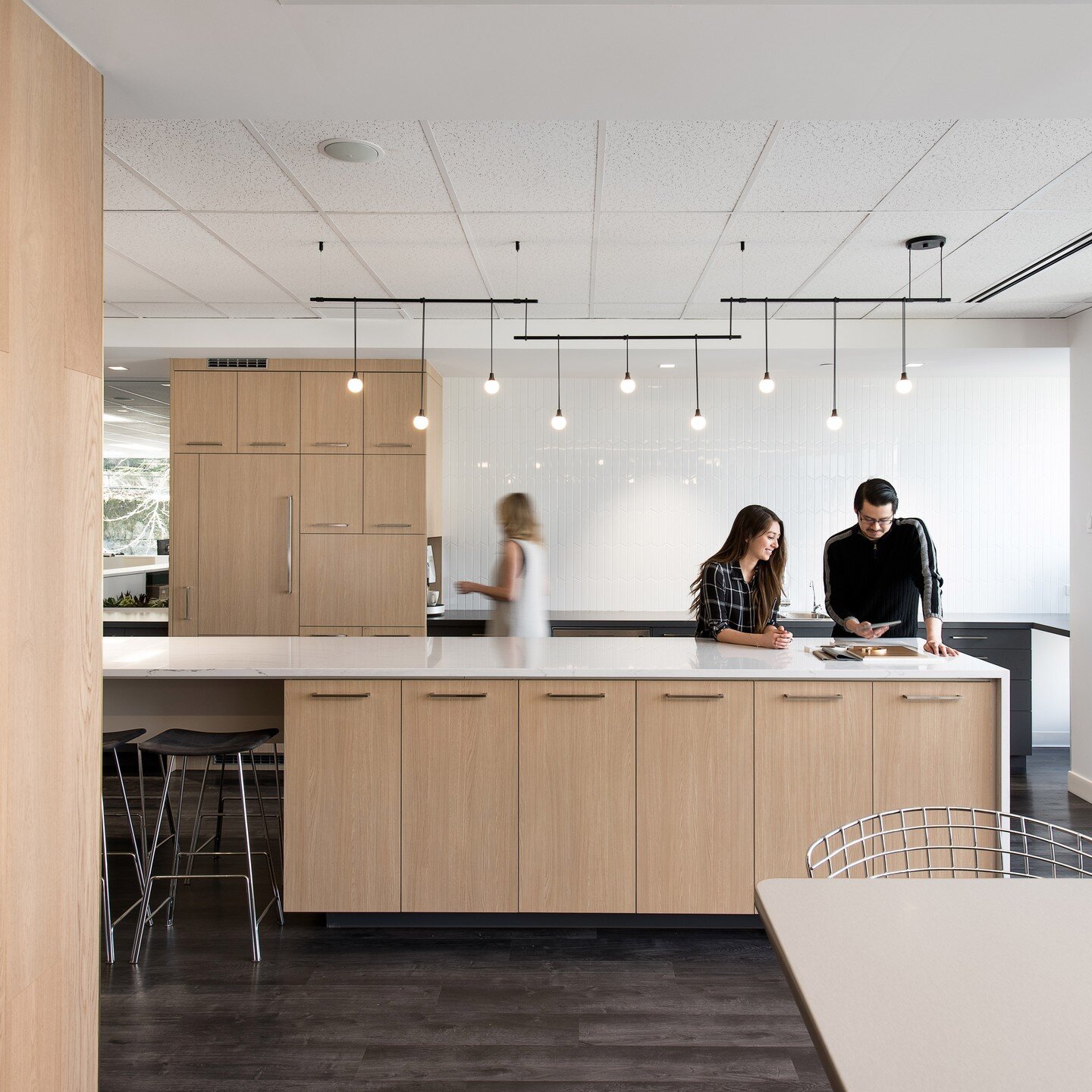 SSDG Interiors' office in downtown #Vancouver features an open kitchen and meeting space, enabling flexibility in how and where designers can work and collaborate. 

Interior Design by @ssdginteriors