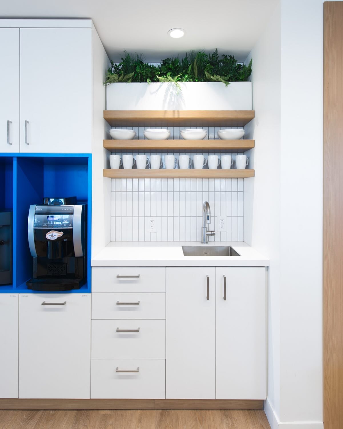 Isn&rsquo;t this the cutest little kitchen?! Love the bright white millwork with warm wood accents and a fun pop of blue at the offices of @vancouverbraces. 

Interior Design: @ssdginteriors