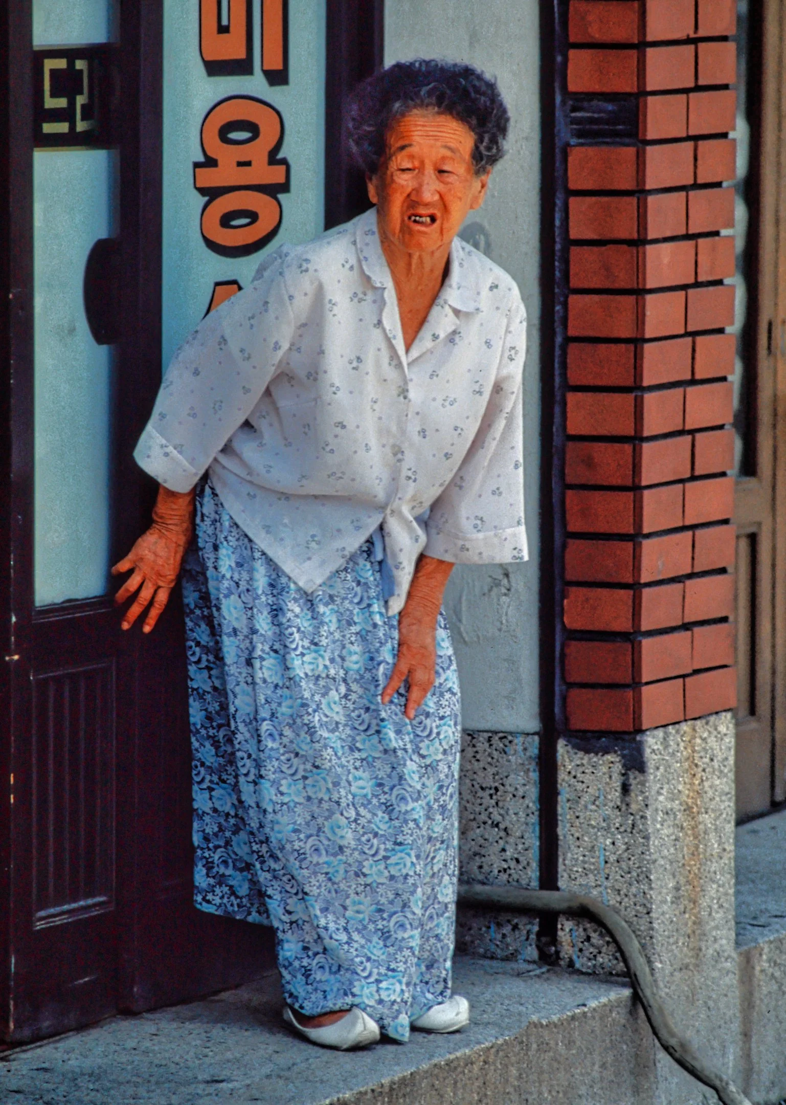 J | Elder Shopkeeper In S. Korea | Larry Howard | Score: 16