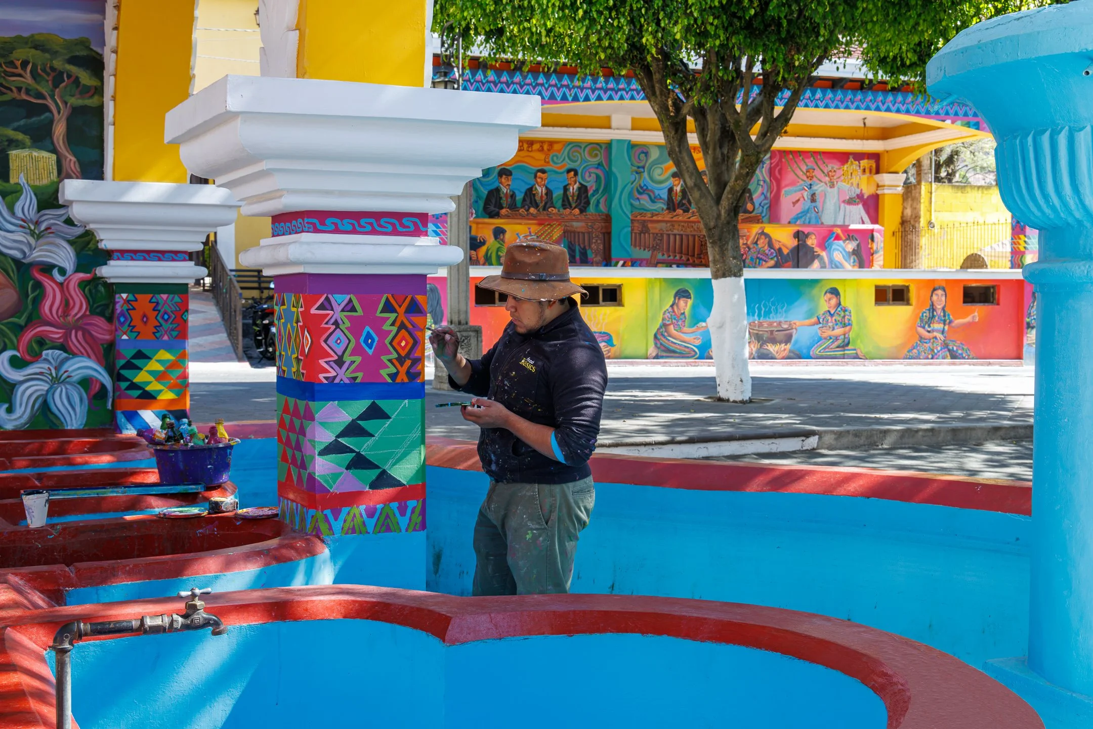 J | Artist Painting Town Plaza | Jim Knapp | Score: 20