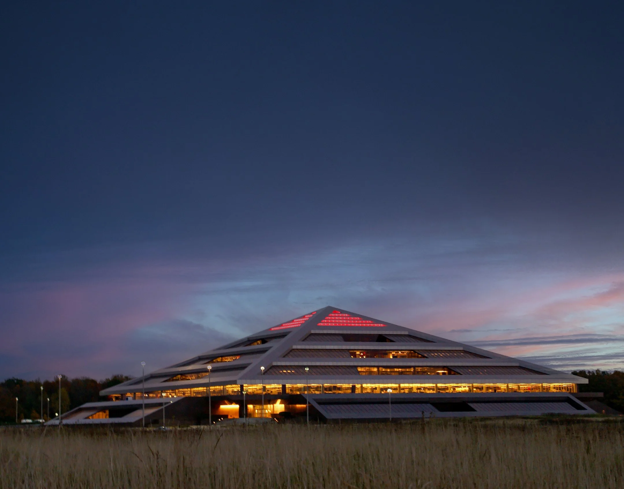 A | Steelcase Pyramid | Della Landheer | Score: 12