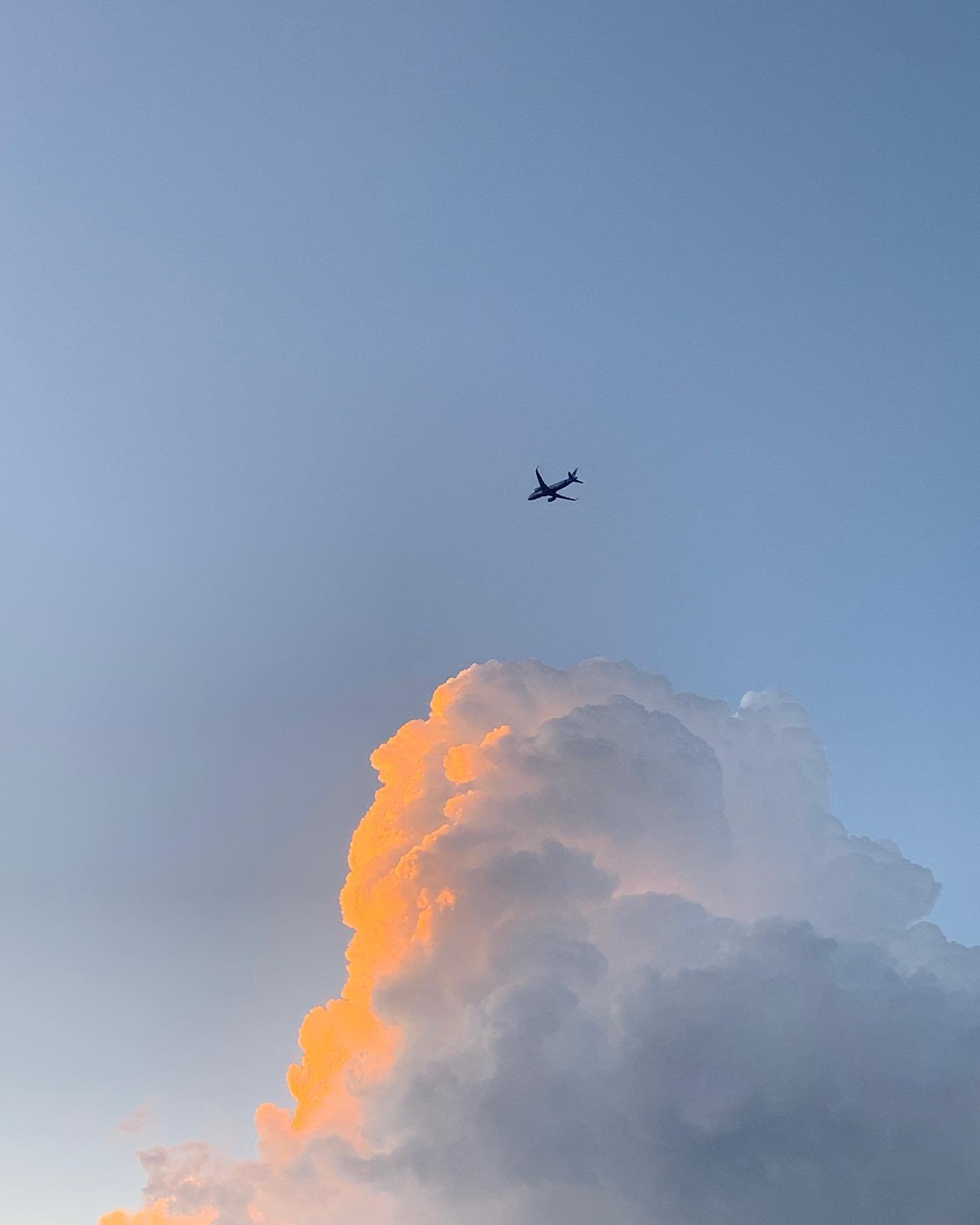 Wednesday! Cloud with sun with plane. Listening to Khaki Town by Judy Nunn  #khakitown #judynunn @wordsonthewaves @penguinbooksaus #thursdaybookclubwithsuzanne #thursdaybookclub #books #clouds #bookclub #clouds #morning #wednesday