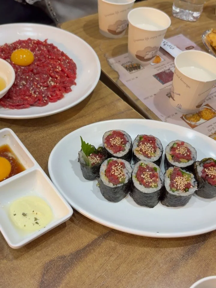 trust and 🔖 save this post for your future trip to Seoul, because some of your best bites might just be on a food tour I can arrange for you at the Gwangjang Market. 

eating your way thru the market with my new favorite guide in Seoul who knows the