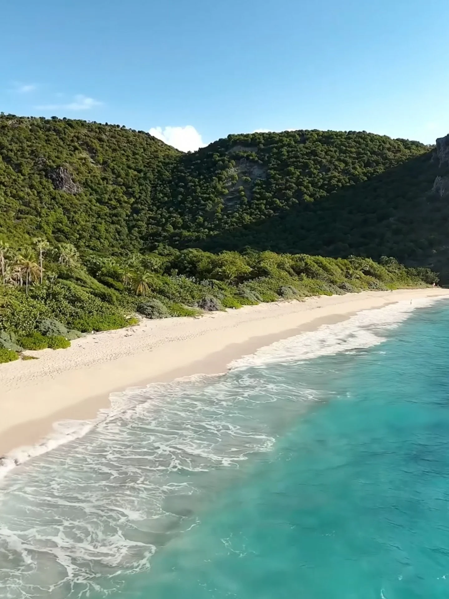 📍Saint Barth&eacute;lemy and make it not peak season because the beaches will actually look like this 

💌 for best pricing and to match your vibe to a stay