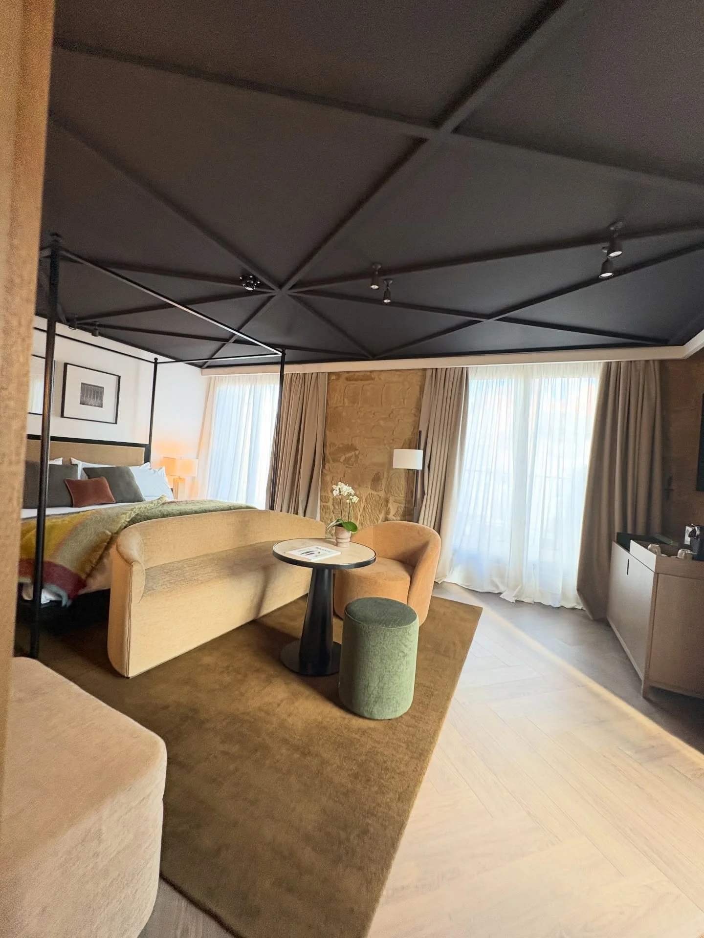 JUST OPENED HOTEL! new member of @leadinghotelsoftheworld and where every NVT client who wants to visit 📍Haro, La Rioja will be staying. 

she's boutique. charming. in the heart of town, so yes, completely walkable. Palacio de los &Aacute;ngeles ope