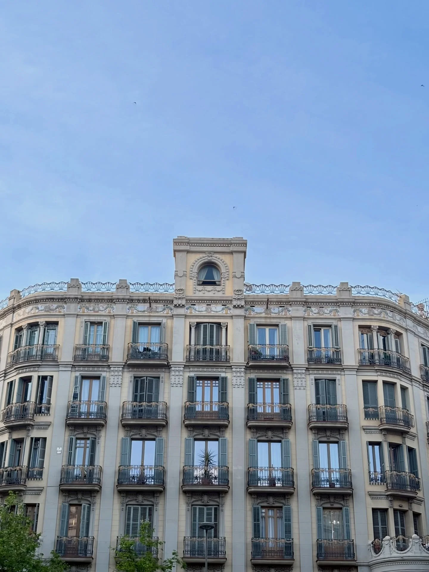 THE BEST HOTELS in 📍BARCELONA 

@mo_barcelona - for the best beds, best supreme service, for traditional five star luxury. truly for everyone from couples to families. suggest booking a higher category to appreciate the views and suite space. 

@alm