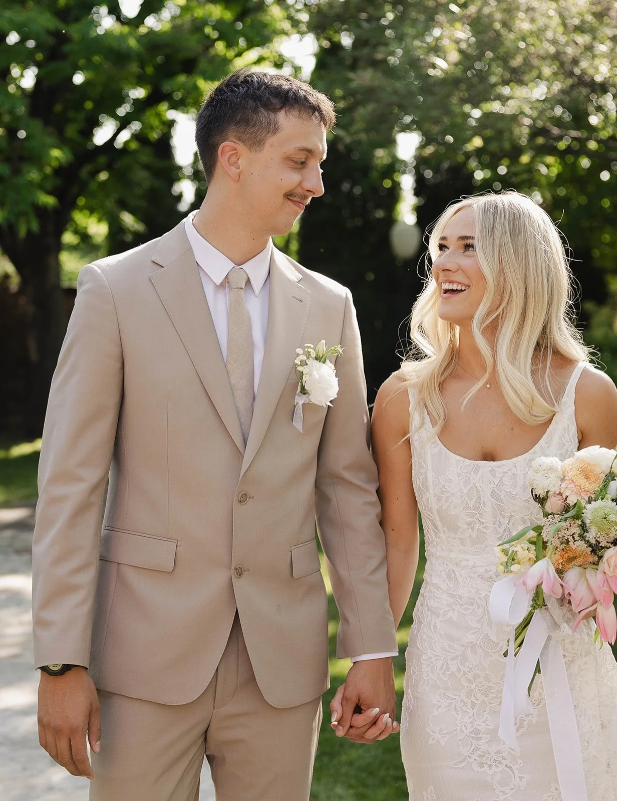 A beautiful June day celebrating Hannah + Bodie 💐💛

Photographer: @katewhitingphoto 
Florist: @bloominidiotsfloral 
Venue: @wadleyfarms 
Dress: @frankiejanecouturebridal 
MUA: @cherisa.mua