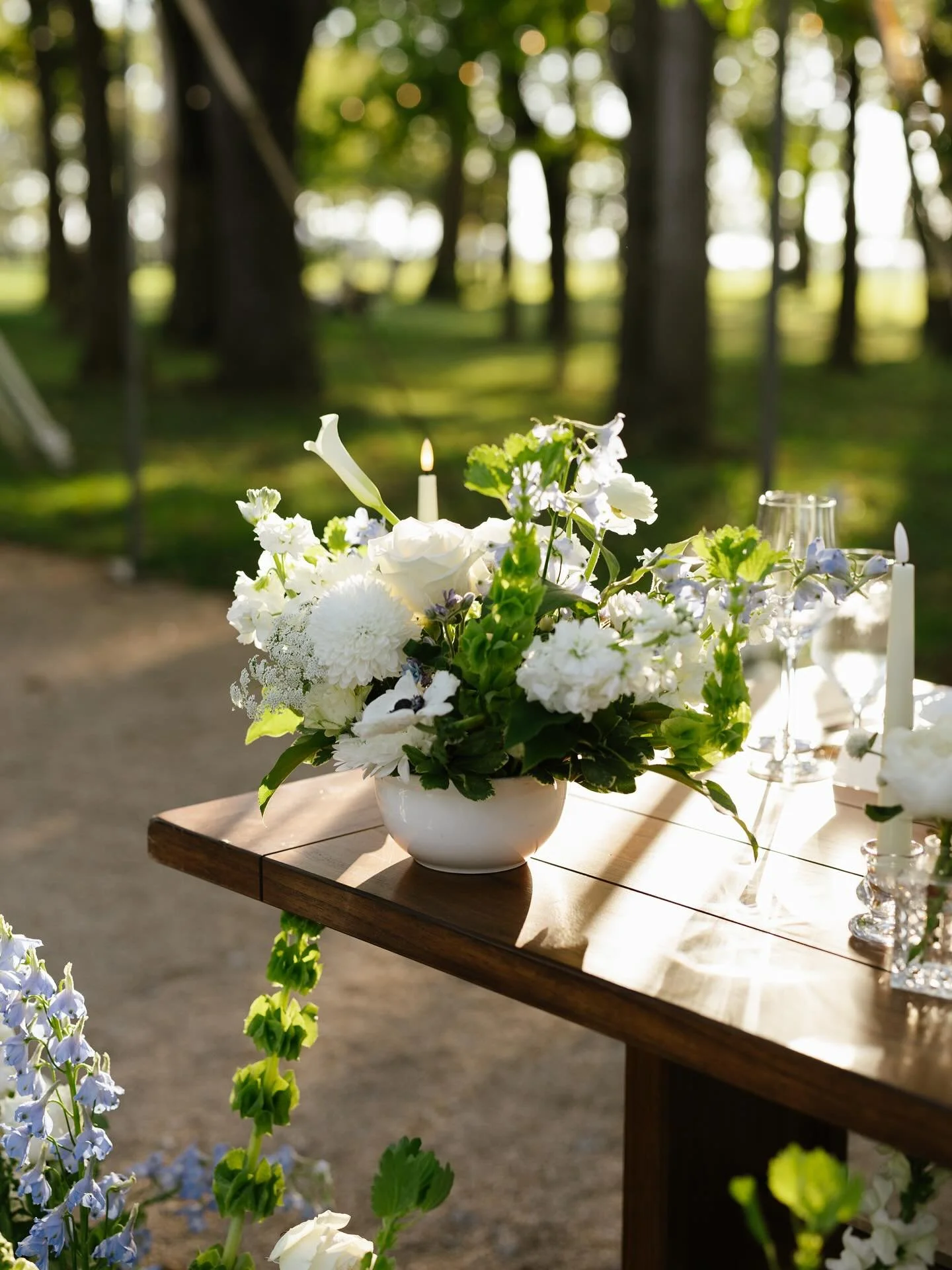 I initially tried to limit the number of detail photos here, but can you blame me for going a little over the top? The combo of @druryfloral and @heartlandofversailles is just too good to not share in excess. What a dream! My life of greenery continu
