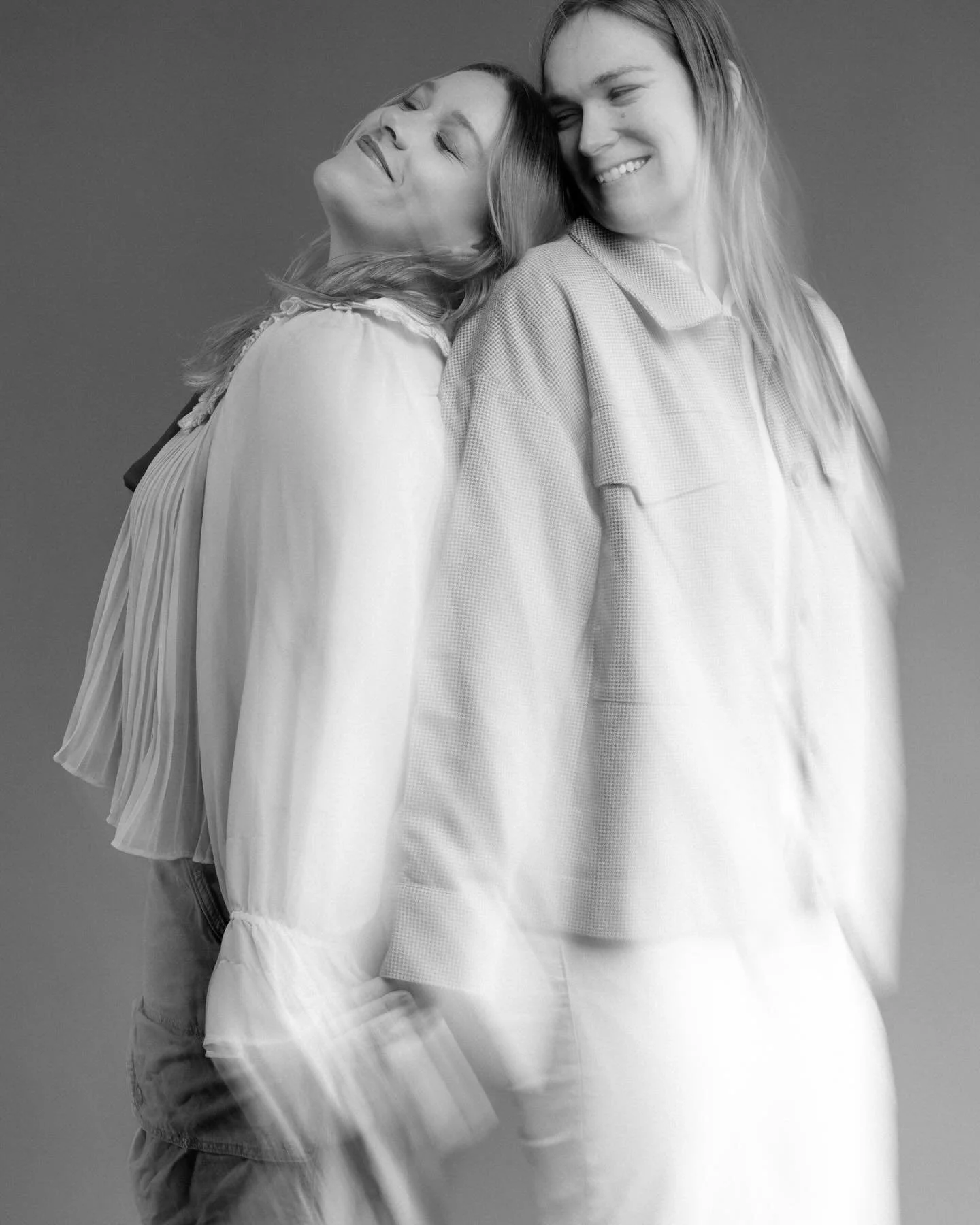 A love-filled Valentine&rsquo;s Day session with the two dreamiest people. We wanted to capture some movement and play, but also some coziness and cuddles. 

I wanted to experiment a bit in the studio, and these two sweetly viewed the shared time as 