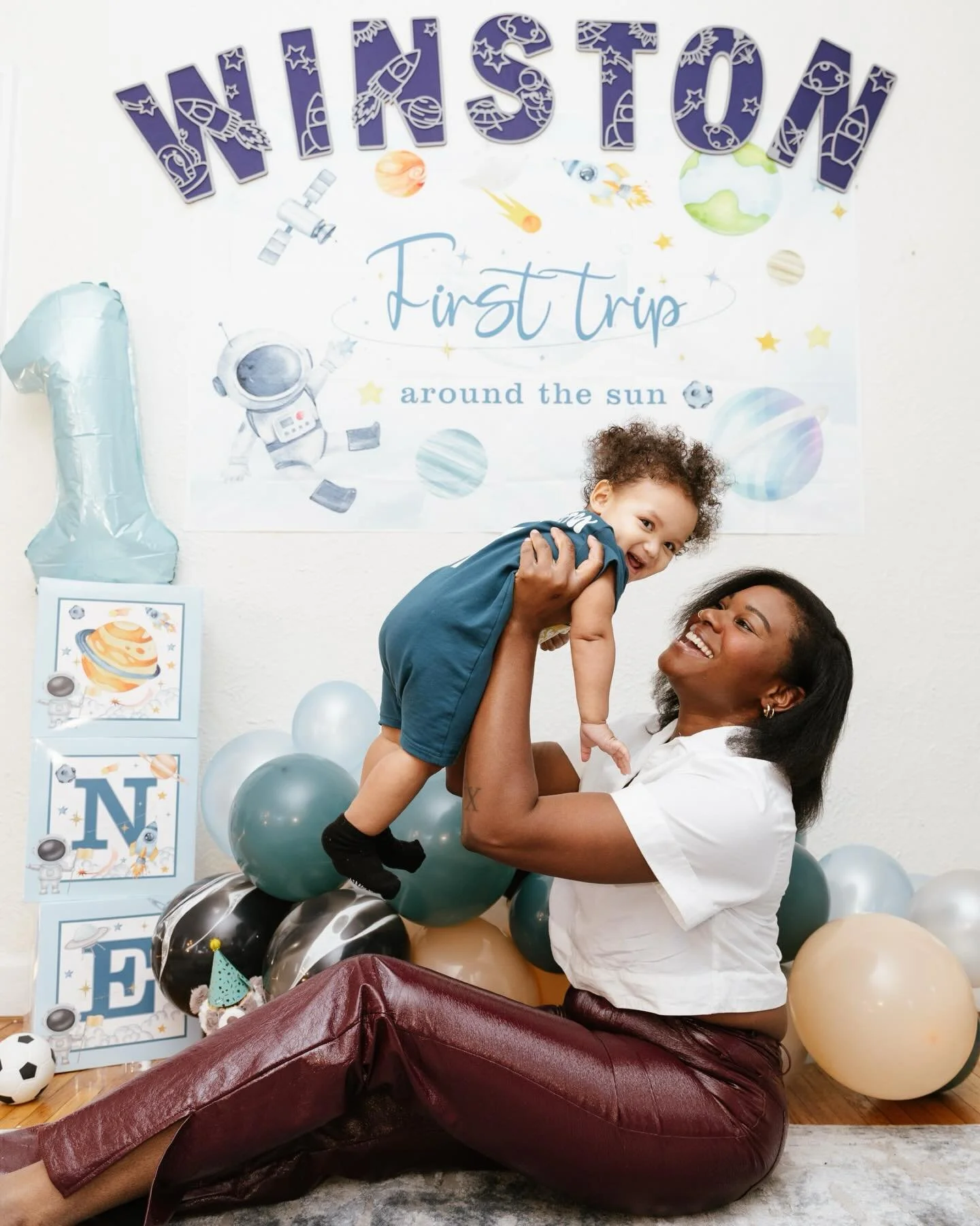 Winston&rsquo;s first trip around the sun with some of his very favorite people. 

I was visiting Michigan in December just as Winston&rsquo;s family was visiting for his first birthday! We grabbed a quick hour with everyone to document this mileston