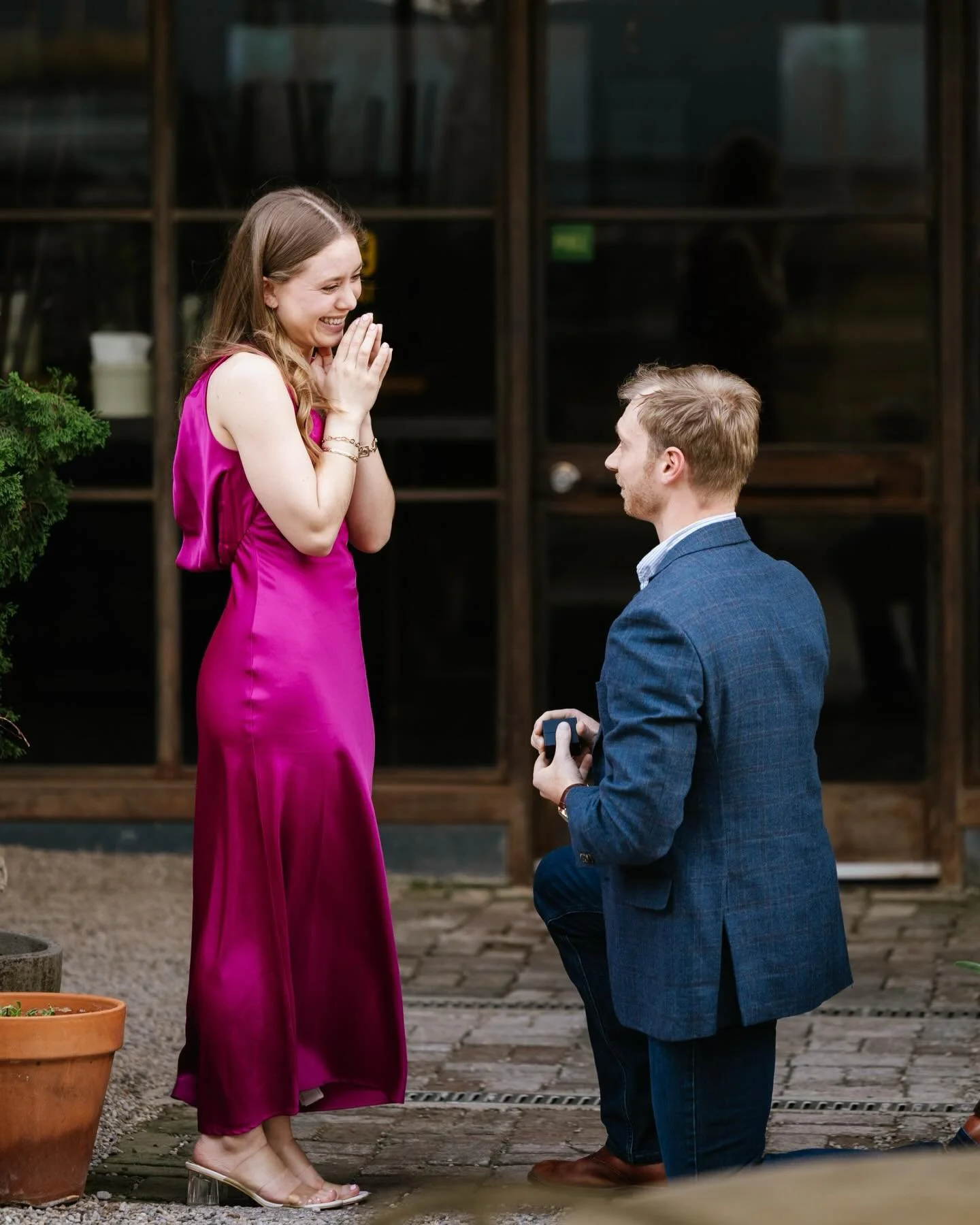 Last week Chris took Niki back to the place of their first date, @county_club . Tucked behind a potted plant, I watched as Chris got down on one knee to propose. Niki said yes! 

We spent a few minutes to take couple portraits of around the restauran